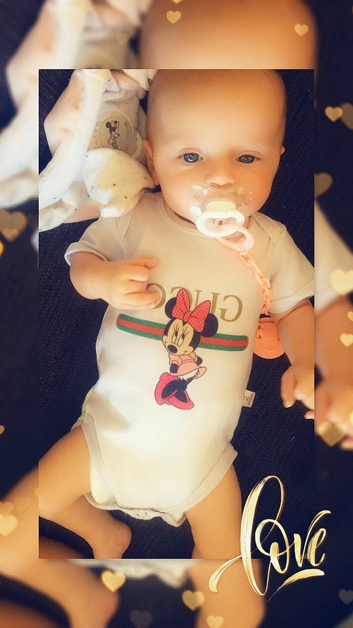 Maëlys participe au concours pour gagner de l'argent avec cette photo : baby, baby_products, baby_toddler_clothing, cheek, child, doll, hand, person, product, skin, toddler, toy