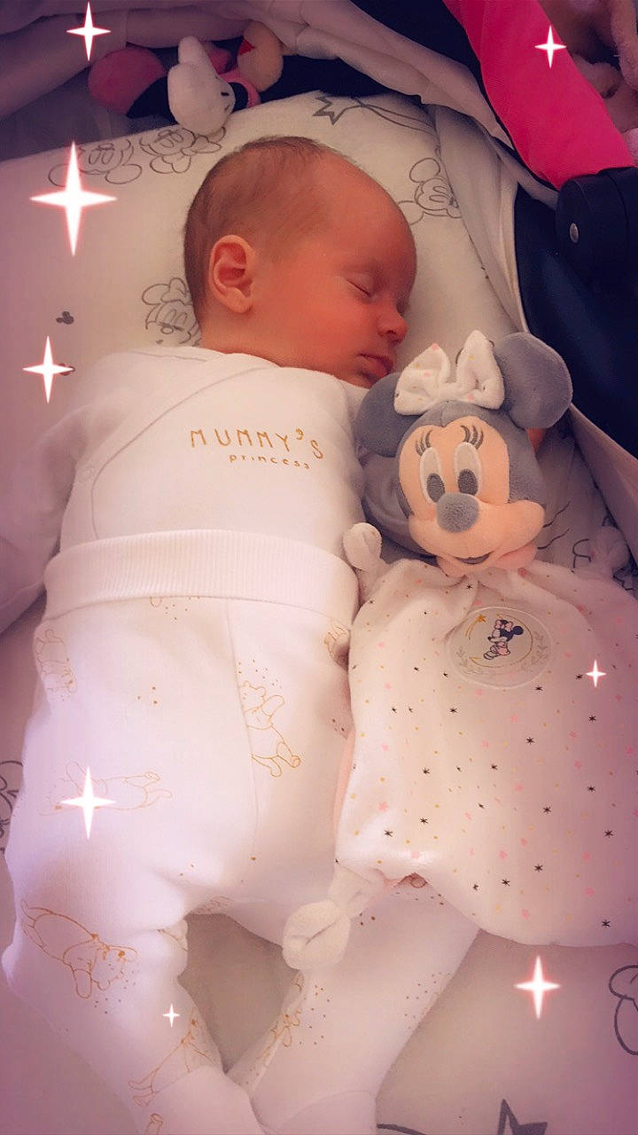 Maëlys participe au concours pour gagner de l'argent avec cette photo : baby, bedtime, birth, cheek, child, person, pink, skin, sleep, stuffed_toy, toddler