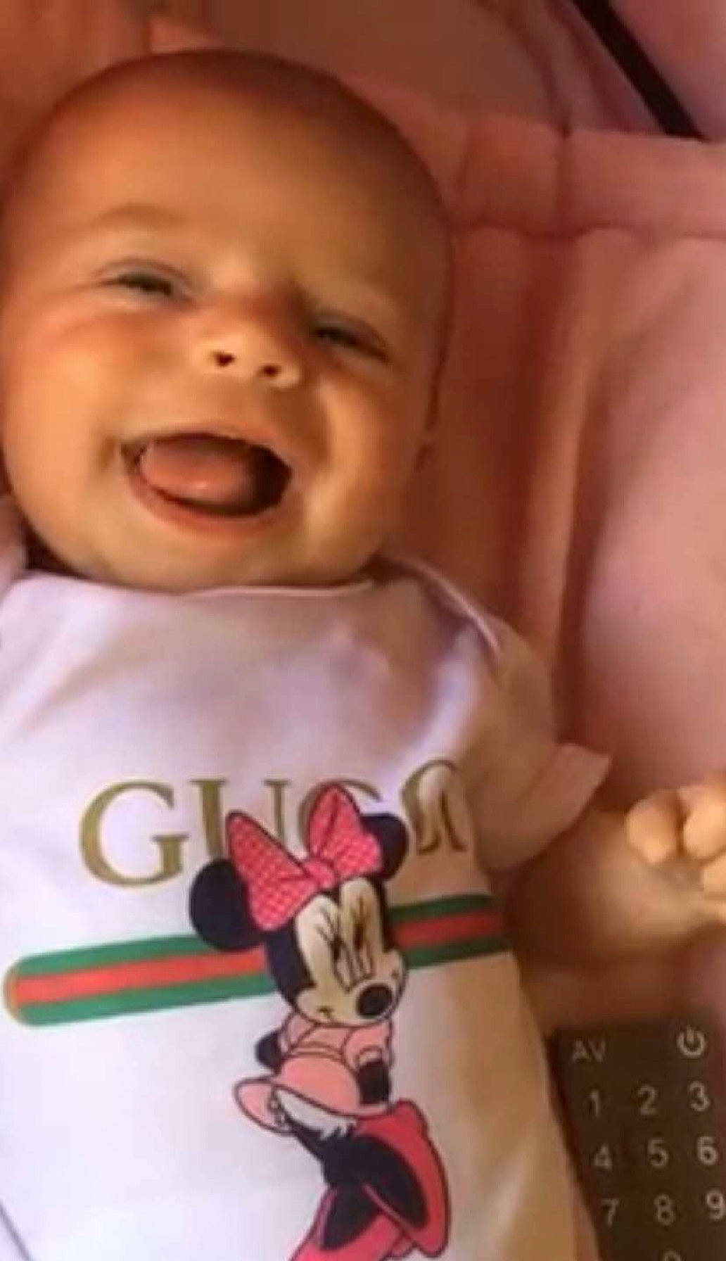 Maëlys participe au concours pour gagner de l'argent avec cette photo : baby, baby_laughing, baby_making_funny_faces, cheek, child, chin, face, facial_expression, finger, gesture, happy, head, laugh, lip, mouth, nose, person, skin, smile, thumb