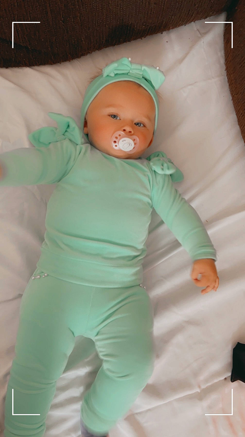 Myla a rejoint le concours — aidez-le/la à gagner de superbes lots ! baby, baby_products, baby_safety, baby_toddler_clothing, child, comfort, fictional_character, hat, linens, peach, person, personal_protective_equipment, pink, plastic, plush, sleeve, sportswear, stuffed_toy, thigh, thumb