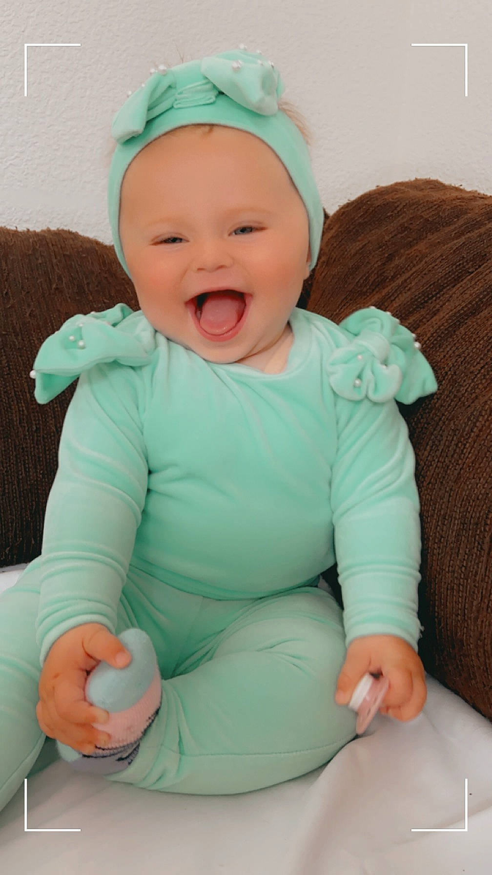 Myla participe au concours pour gagner de l'argent avec cette photo : baby, baby_laughing, baby_toddler_clothing, blue, cap, cheek, comfort, eye, face, facial_expression, green, happy, head, human_body, person, pink, skin, sleeve, smile, toddler