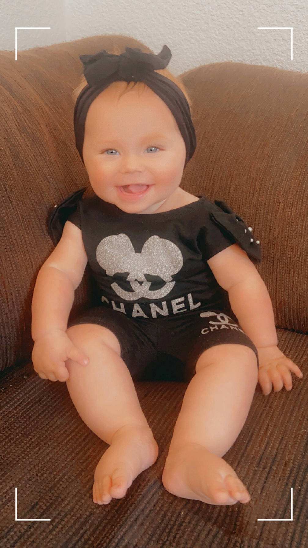 Myla participe au concours pour gagner de l'argent avec cette photo : baby, baby_toddler_clothing, cheek, eyelash, finger, hair, happy, head, human_body, human_leg, joy, knee, neck, person, shorts, skin, sleeve, smile, t_shirt, thigh