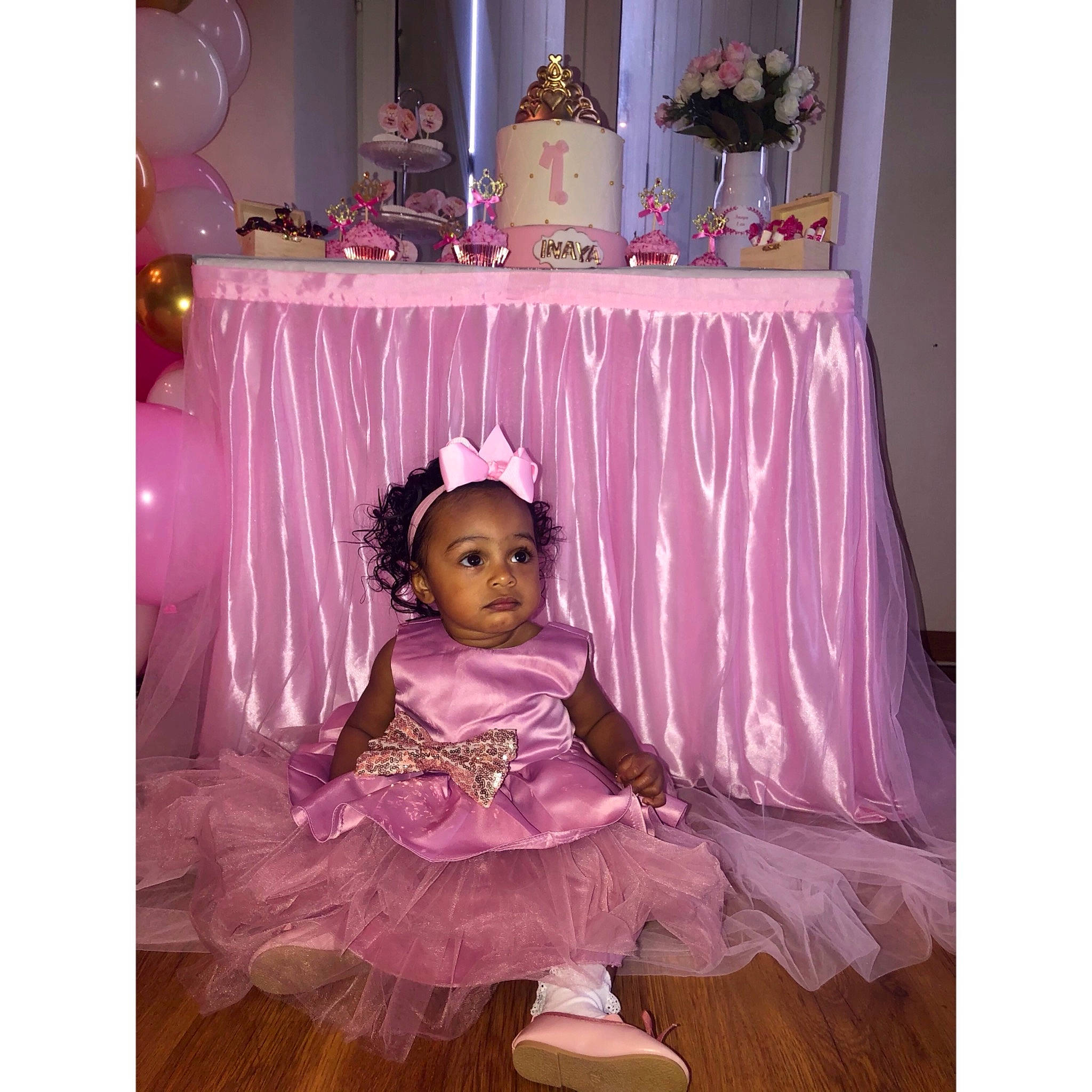 Inaya participe au concours pour gagner de l'argent avec cette photo : baby_toddler_clothing, chair, decoration, dress, event, fashion_accessory, flooring, headpiece, linens, magenta, person, petal, pink, purple, rectangle, table, tablecloth, textile, toddler, violet