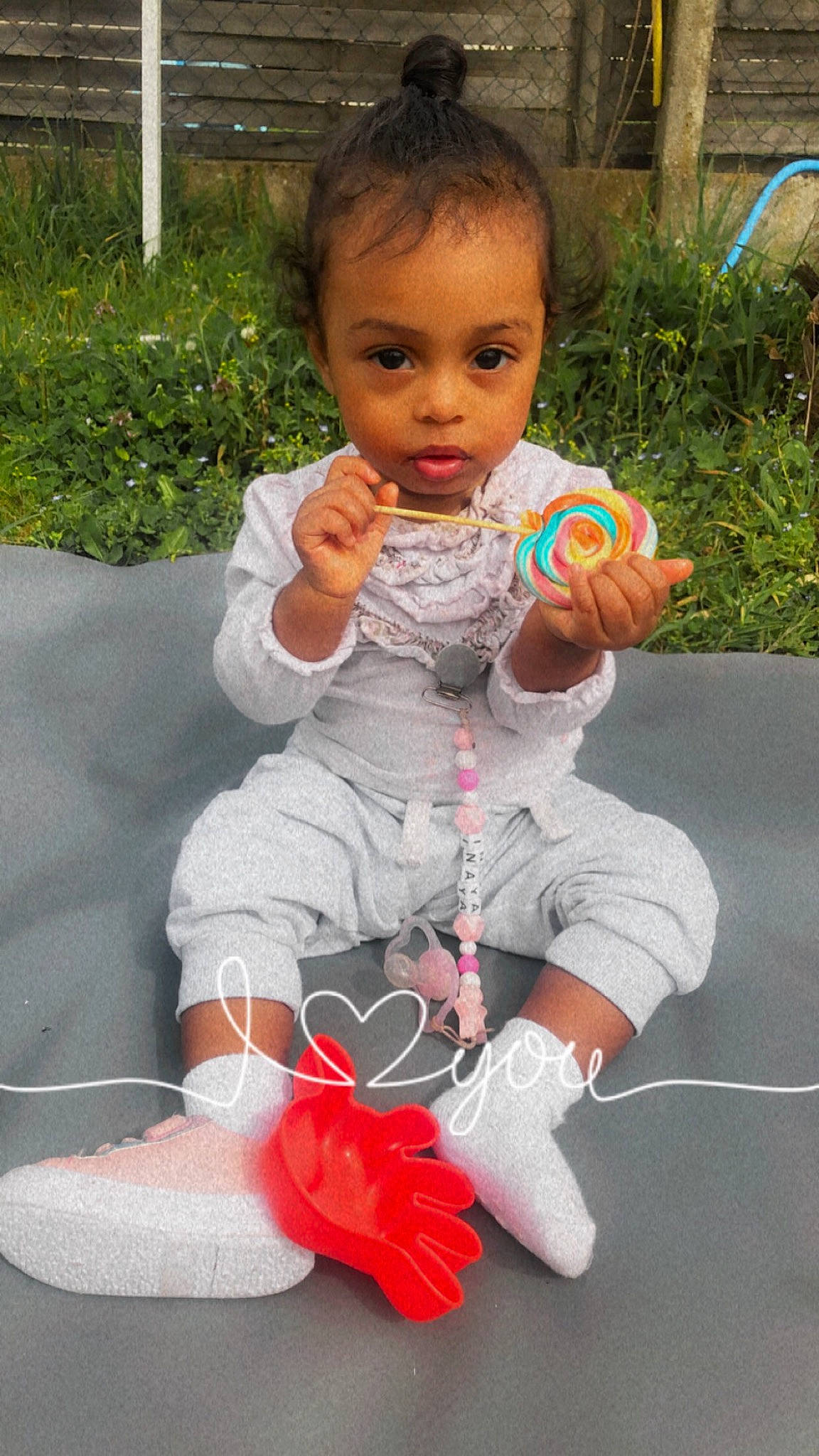 Inaya participe au concours pour gagner de l'argent avec cette photo : baby, baby_toddler_clothing, ball, child, fun, grass, happy, head, human_leg, knee, leisure, person, pink, plant, play, sitting, sleeve, sock, thigh, thumb