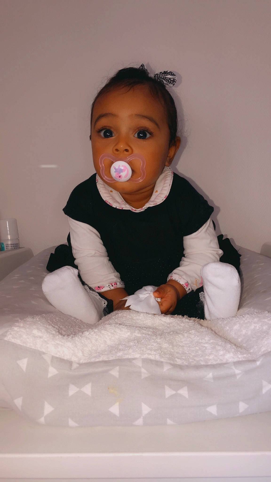 Inaya participe au concours pour gagner de l'argent avec cette photo : baby, baby_toddler_clothing, bedding, cheek, child, comfort, eye, eyebrow, flash_photography, floor, flooring, fun, linens, nose, person, portrait_photography, room, sitting, skin, sleeve