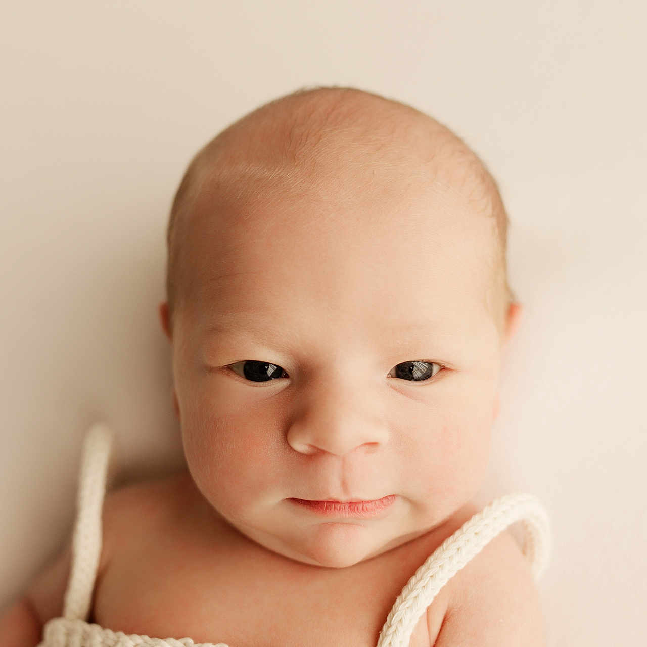 Livio a rejoint le concours — aidez-le/la à gagner de superbes lots ! baby, calm, child, closeup, cute, expression, eyes, face, head, indoor, infant, knitwear, neutral_background, newborn, person, portrait, skin, sleepwear, soft_light, young