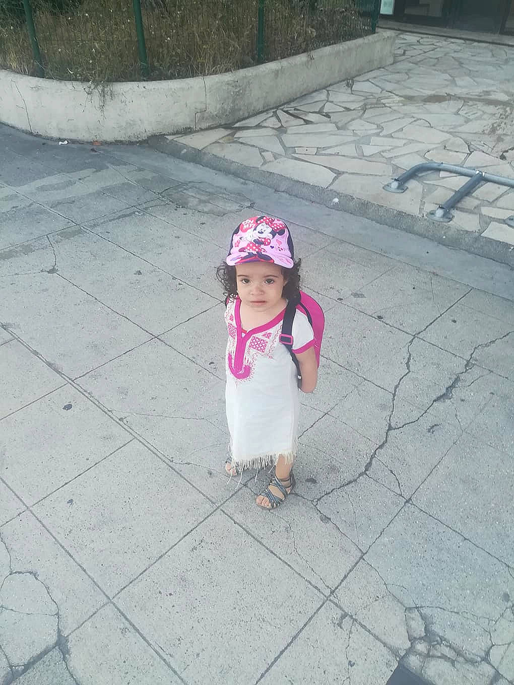 Hafida Hazar a rejoint le concours — aidez-le/la à gagner de superbes lots ! asphalt, child, day, floor, flooring, fun, girl, headgear, headwear, material, person, photograph, pink, play, recreation, sidewalk, snapshot, toddler, vacation, vertebrate