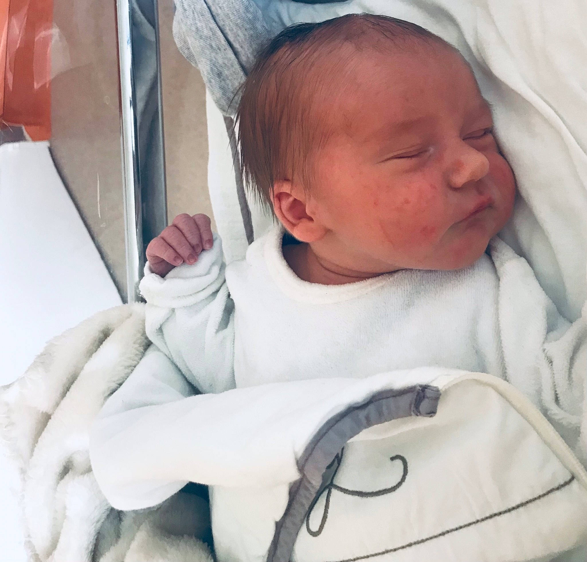 Ilann participe au concours pour gagner de l'argent avec cette photo : arm, baby, baby_sleeping, baby_toddler_clothing, cheek, chin, comfort, ear, eye, eyebrow, face, hand, head, human, lip, mouth, neck, nose, person, skin