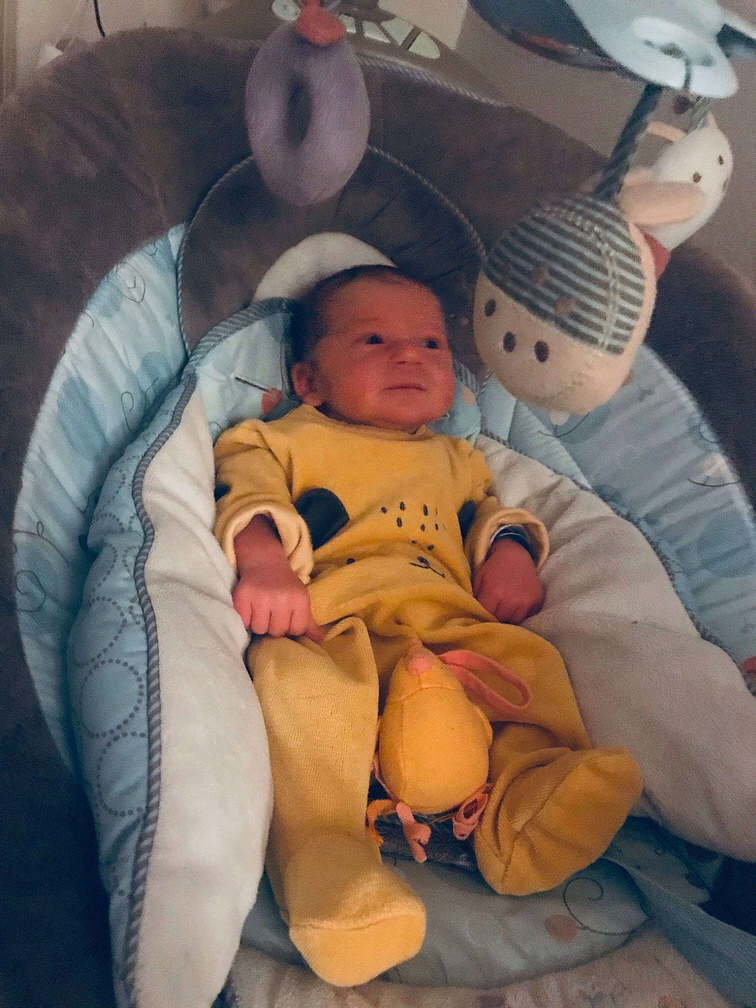 Ilann participe au concours pour gagner de l'argent avec cette photo : abdomen, baby, baby_products, baby_sleeping, baby_toddler_clothing, child, comfort, event, fun, health_care, hospital, human_body, lap, leg, mouth, person, service, sitting, skin, thumb