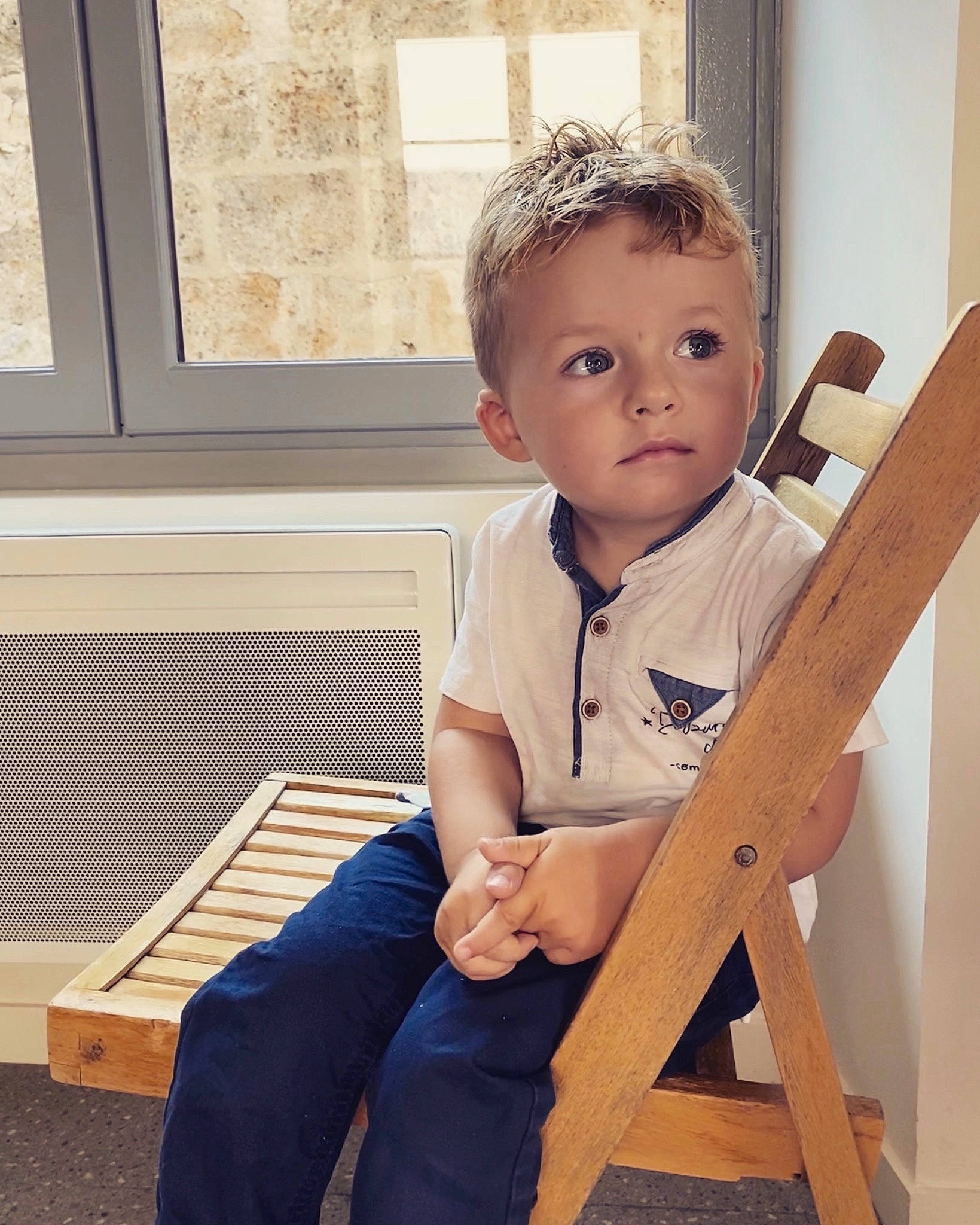 Gabin participe au concours pour gagner de l'argent avec cette photo : baby, baby_products, baby_toddler_clothing, chair, child, comfort, flooring, happy, hardwood, leisure, person, room, shoulder, sitting, skin, sleeve, stairs, standing, t_shirt, toddler