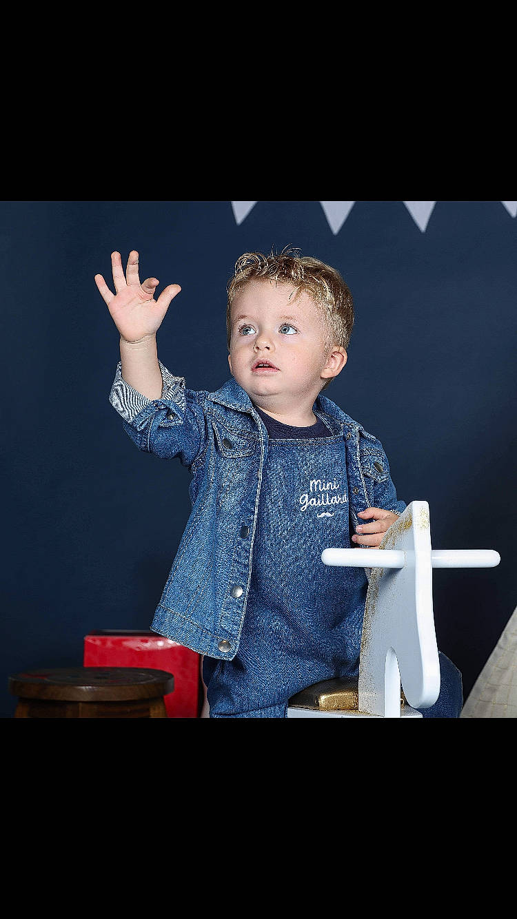 Gabin participe au concours pour gagner de l'argent avec cette photo : arm, baby, baby_toddler_clothing, child, denim, electric_blue, entertainment, event, flash_photography, formal_wear, fun, gesture, happy, performance, performing_arts, person, public_event, sitting, sleeve, t_shirt