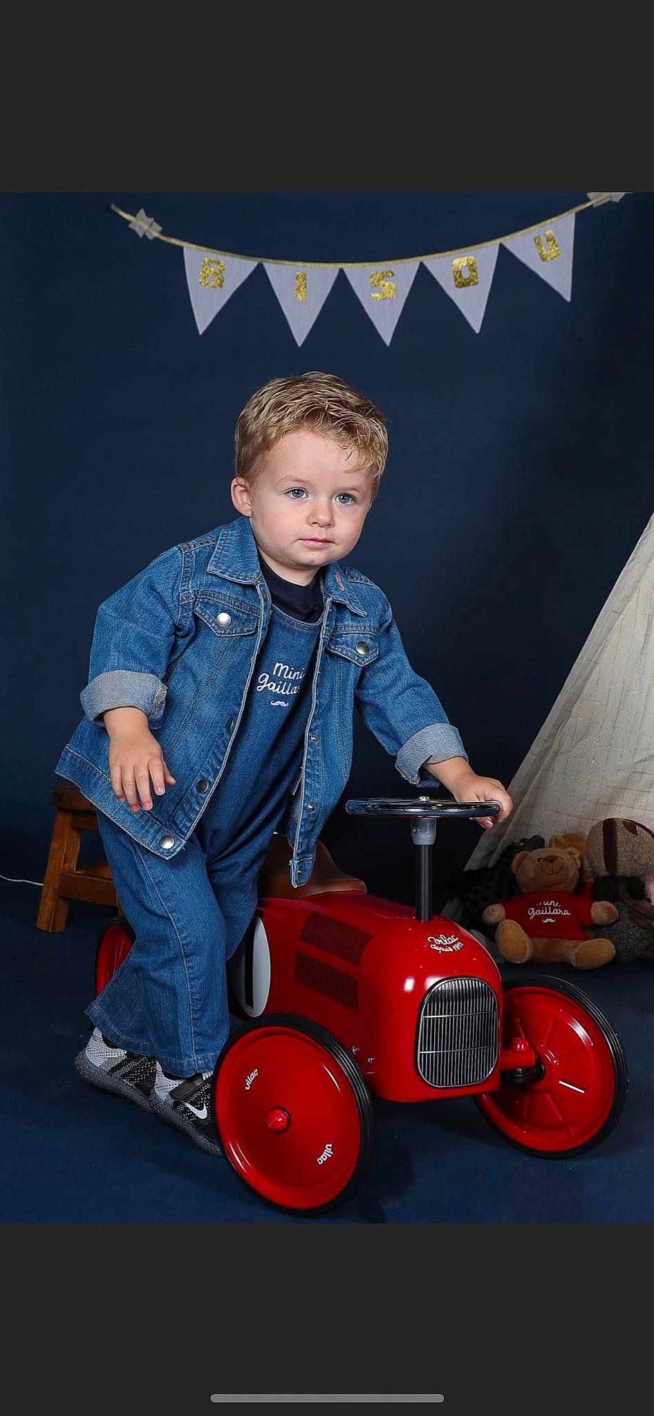Gabin participe au concours pour gagner de l'argent avec cette photo : automotive_lighting, automotive_tire, automotive_wheel_system, baby_products, child, electric_blue, event, flooring, fun, organ, person, play, riding_toy, rolling, sitting, tire, toddler, tool, vehicle, wheel