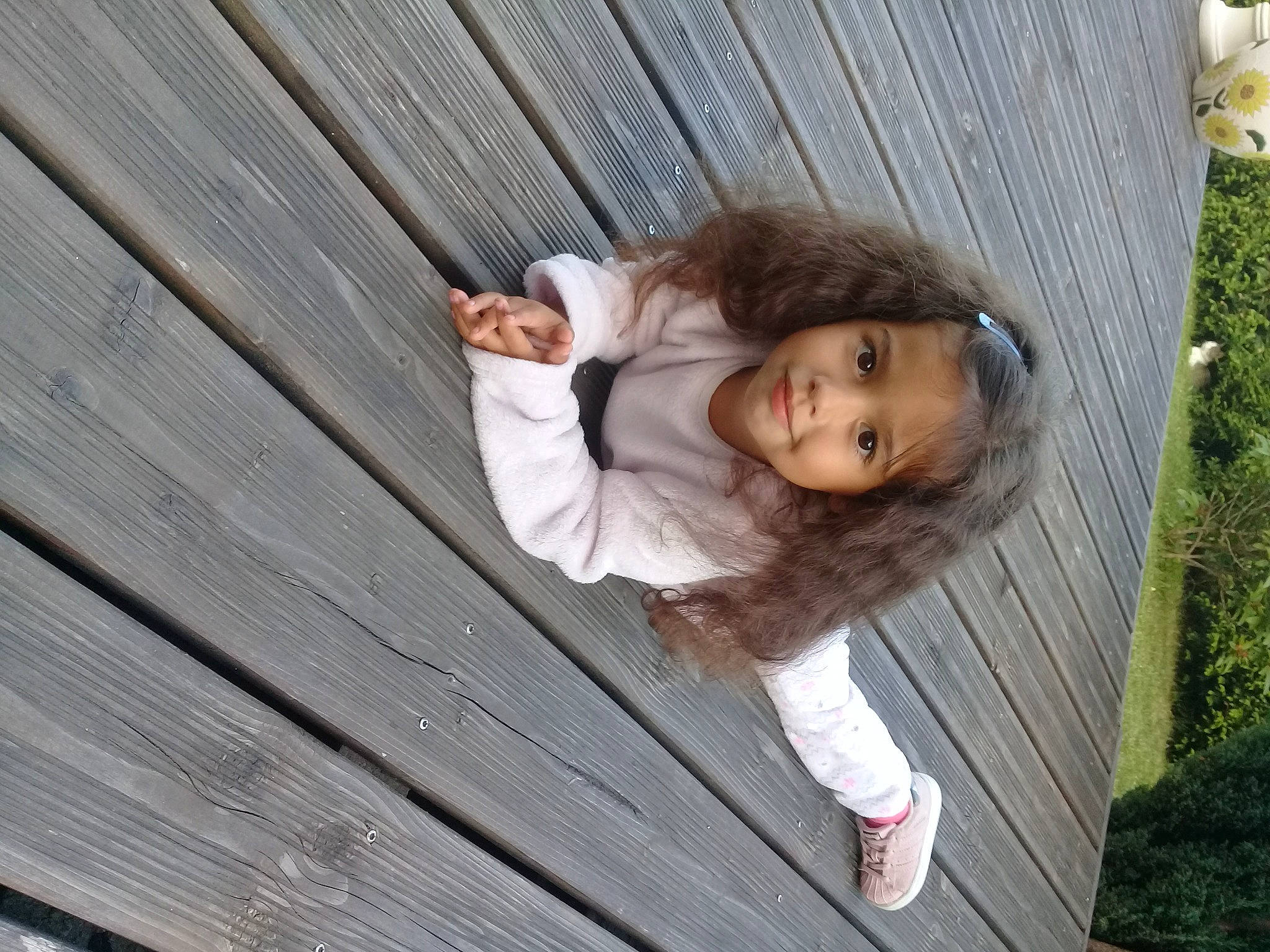 Alya participe au concours pour gagner de l'argent avec cette photo : bangs, child, child_model, eye, fun, grass, happy, hardwood, human_body, joy, leisure, people_in_nature, person, plant, portrait_photography, sitting, skin, standing, toddler, tree