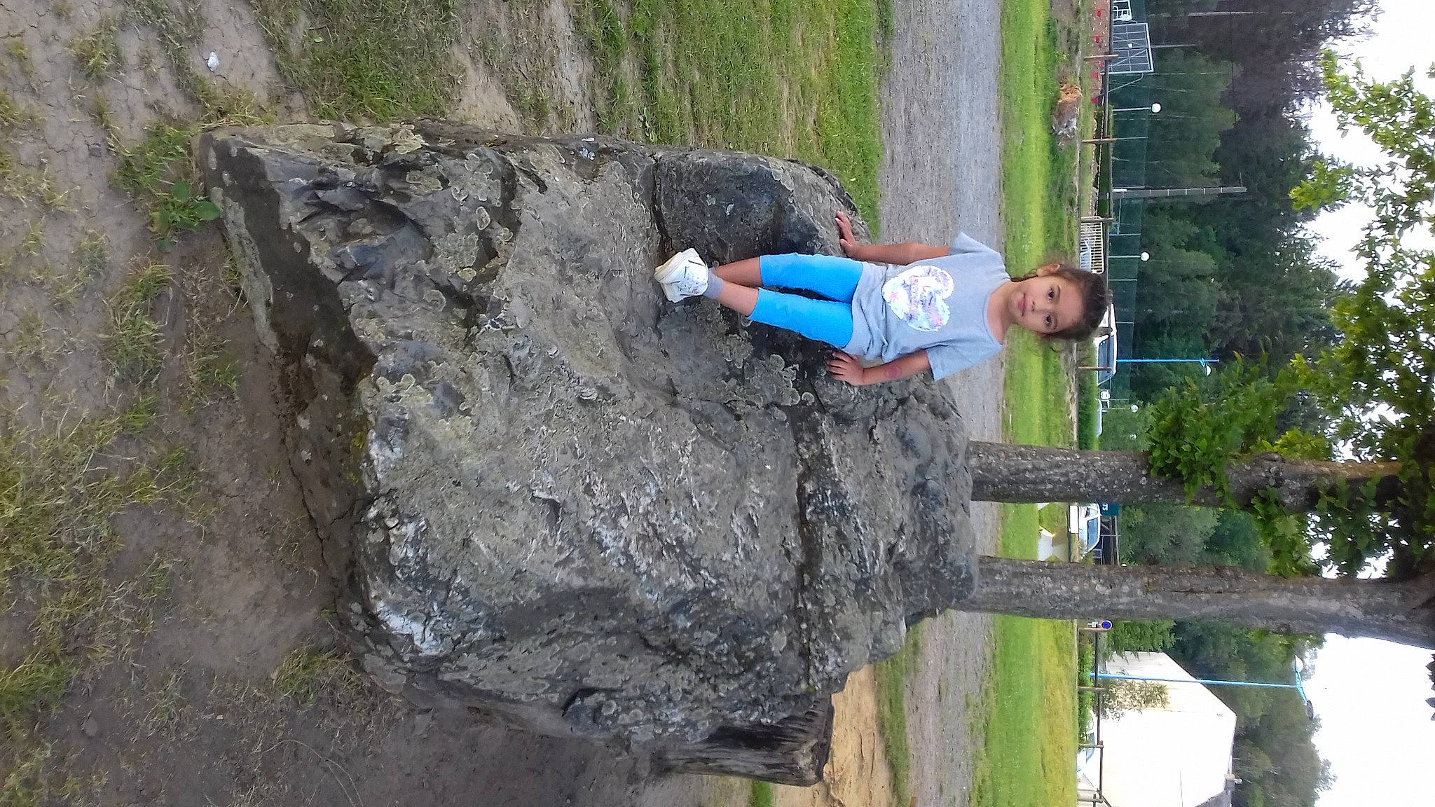 Alya a rejoint le concours — aidez-le/la à gagner de superbes lots ! adventure, bedrock, escarpment, fault, fun, landscape, leisure, outcrop, person, plant, recreation, rock, shorts, slope, soil, sport_climbing, tree, vacation, wood