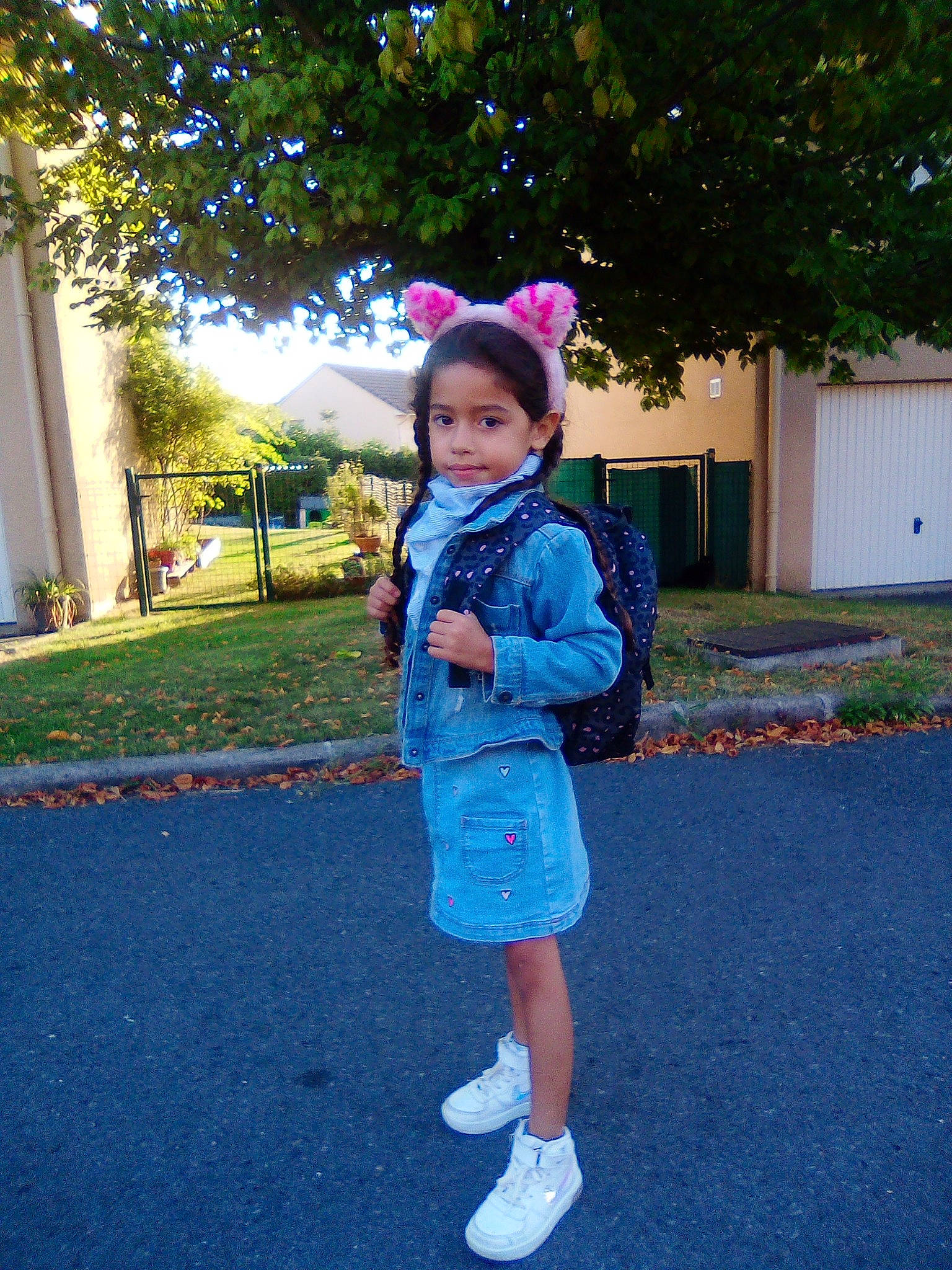 Alya a rejoint le concours — aidez-le/la à gagner de superbes lots ! asphalt, child, city, denim, electric_blue, eye, fun, grass, happy, hat, leisure, magenta, person, plant, recreation, shorts, sleeve, toddler, tree, vacation