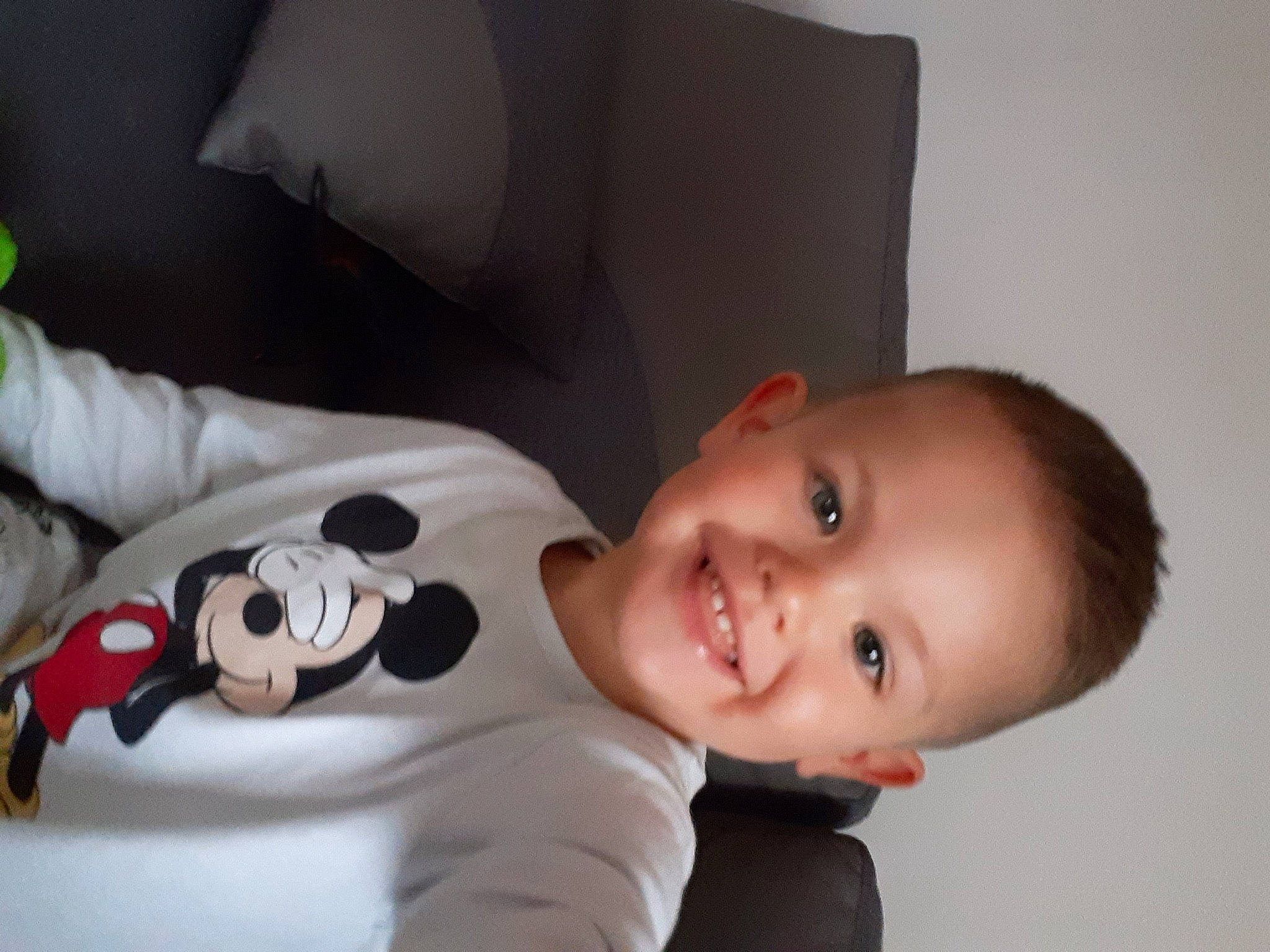 Jonas participe au concours pour gagner de l'argent avec cette photo : baby, baby_products, baby_toddler_clothing, carmine, cheek, child, comfort, face, fun, happy, head, joy, mouth, nose, person, room, skin, smile, stuffed_toy, toddler