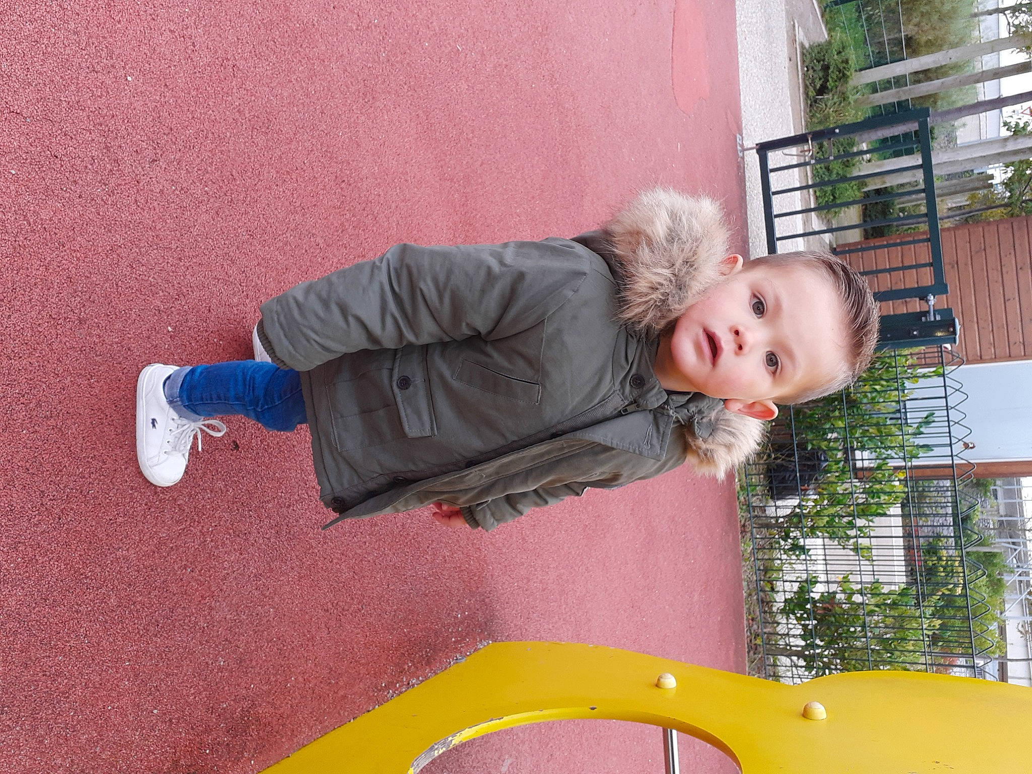 Jonas participe au concours pour gagner de l'argent avec cette photo : child, city, comfort, denim, flooring, fun, grass, human_leg, jeans, knee, leisure, outdoor_play_equipment, outdoor_shoe, person, plant, recreation, sitting, toddler, tree, walking_shoe