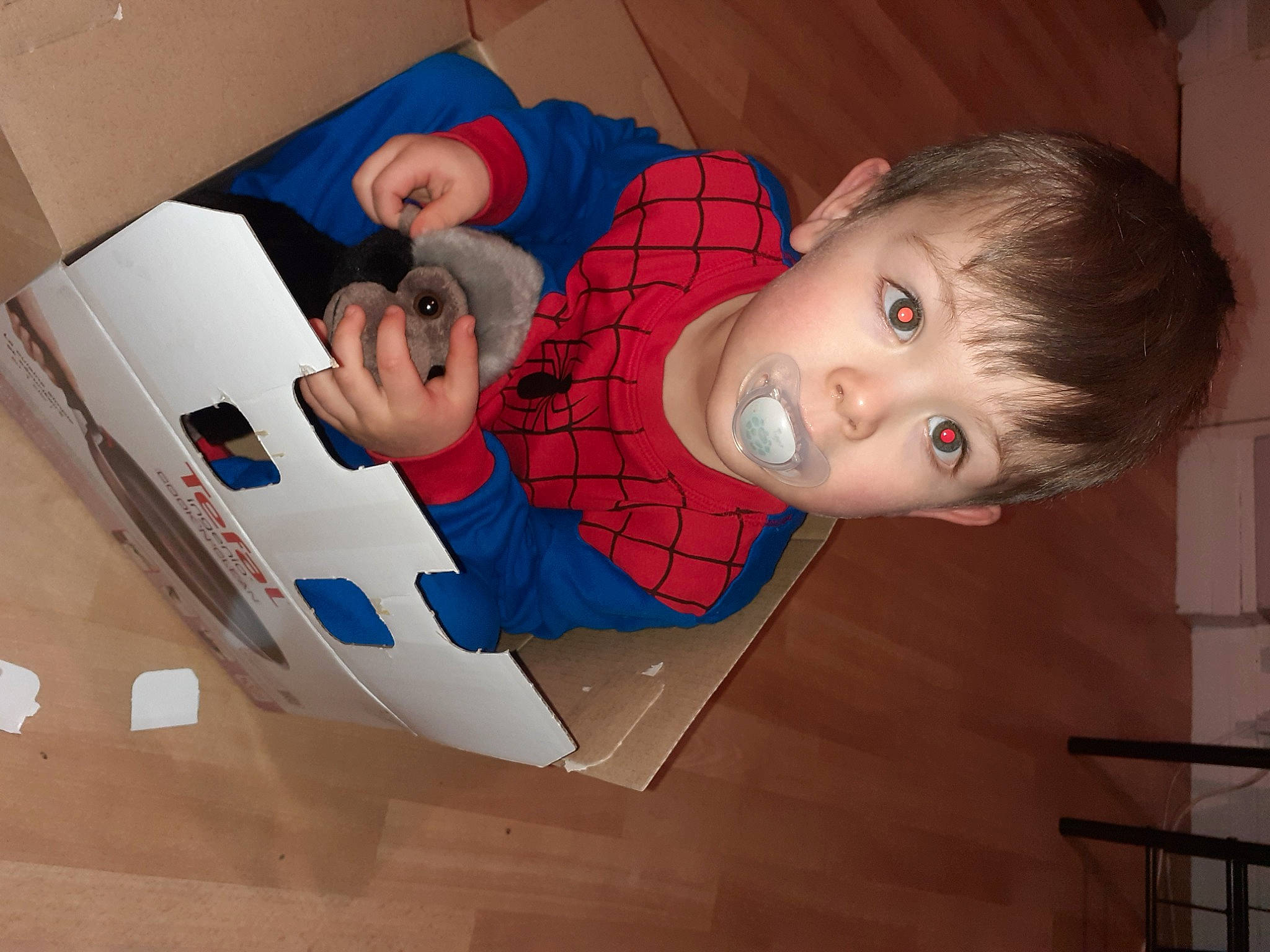 Jonas a rejoint le concours — aidez-le/la à gagner de superbes lots ! art, baby, baby_products, baby_toys, carmine, child, comfort, flooring, paper, paper_product, pattern, person, plastic, room, space, t_shirt, toddler