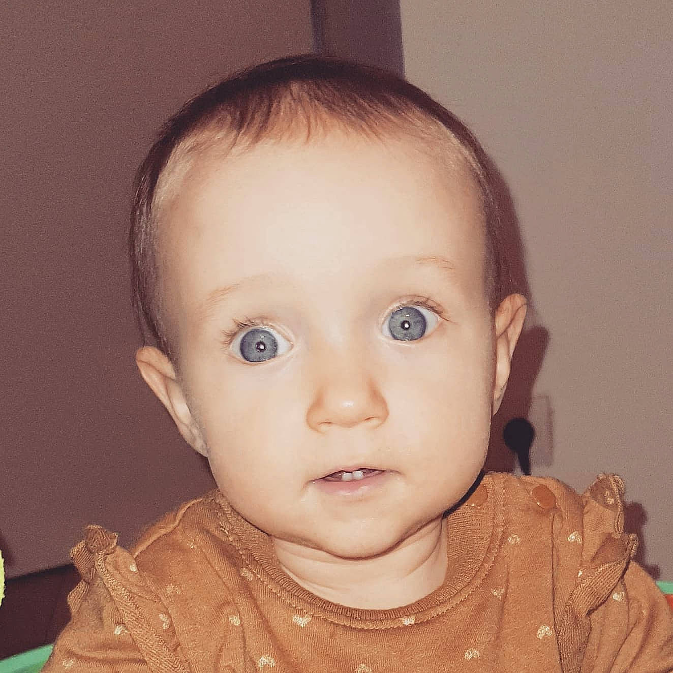 Ava participe au concours pour gagner de l'argent avec cette photo : baby, baby_making_funny_faces, baby_toddler_clothing, cheek, child, chin, ear, eyelash, flash_photography, happy, human_body, jaw, lip, neck, no_expression, nose, person, portrait_photography, skin, sleeve