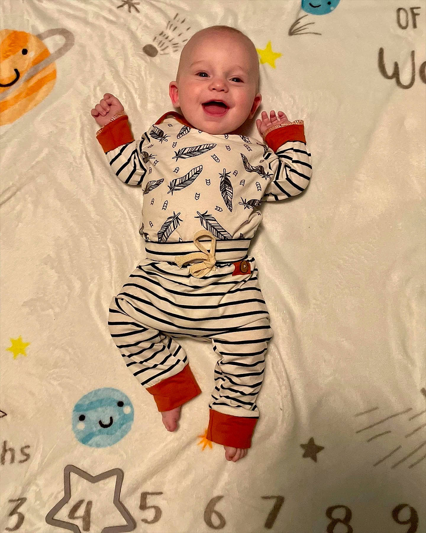 Kian is registered to the contest to win money with this photo: arm, art, baby, baby_toddler_clothing, beauty, child, cool, face, flooring, fun, happy, head, pattern, people, people_in_nature, person, sleeve, smile, t_shirt, textile