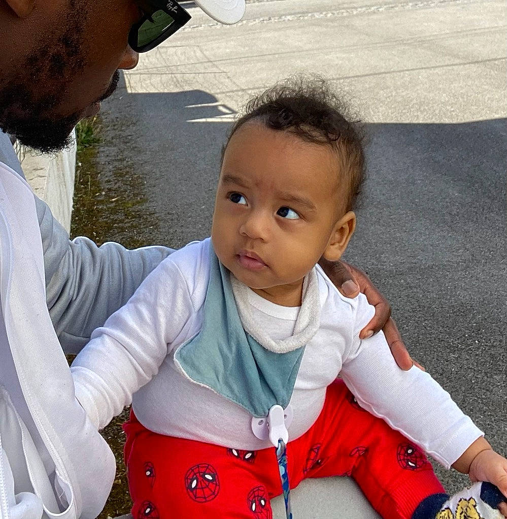 Kael a rejoint le concours — aidez-le/la à gagner de superbes lots ! baby, baby_toddler_clothing, cheek, child, cool, eyewear, fun, gesture, grass, hair, hairstyle, happy, mouth, nose, person, product, sitting, skin, sleeve, toddler