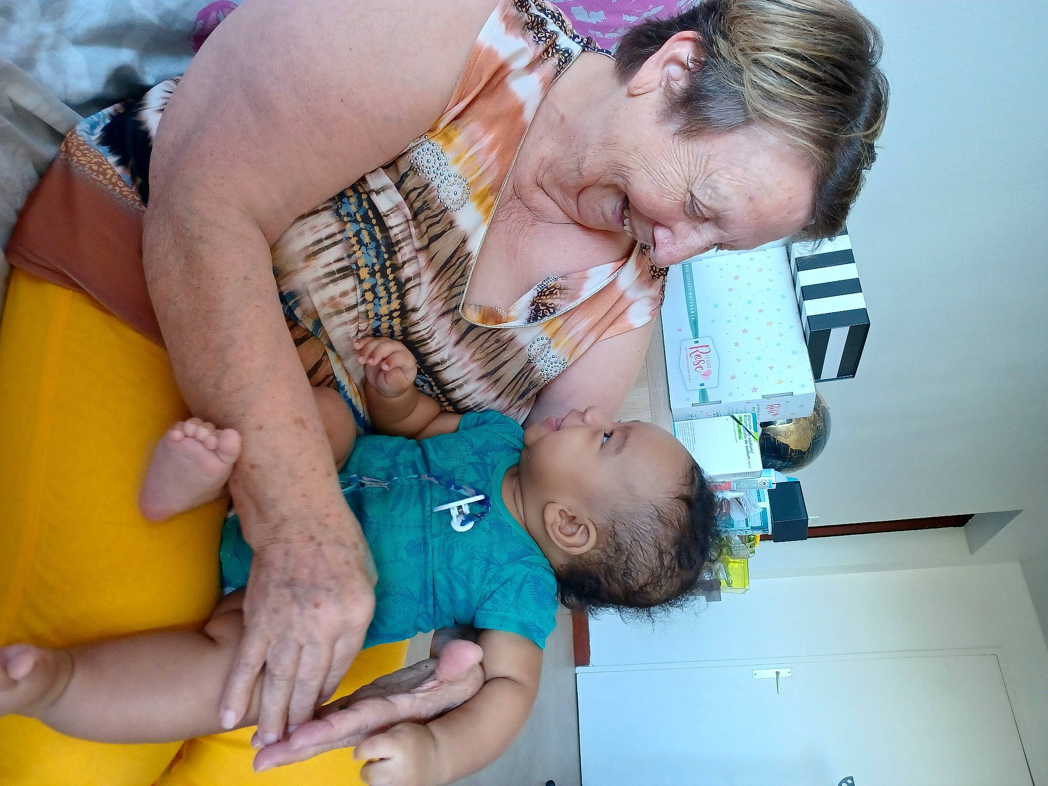 Kael participe au concours pour gagner de l'argent avec cette photo : baby, baby_products, baby_toddler_clothing, child, eyewear, fun, gesture, happy, interaction, jewellery, leisure, organ, people, person, photograph, sitting, skin, smile, toddler, vacation