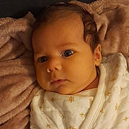 Léa a rejoint le concours — aidez-le/la à gagner de superbes lots ! baby, infant, face, blanket, clothing, soft_texture, expression, cute, portrait, indoors, newborn, lying_down, warm, cozy, sleepwear, child, skin, head, small_hands, curious