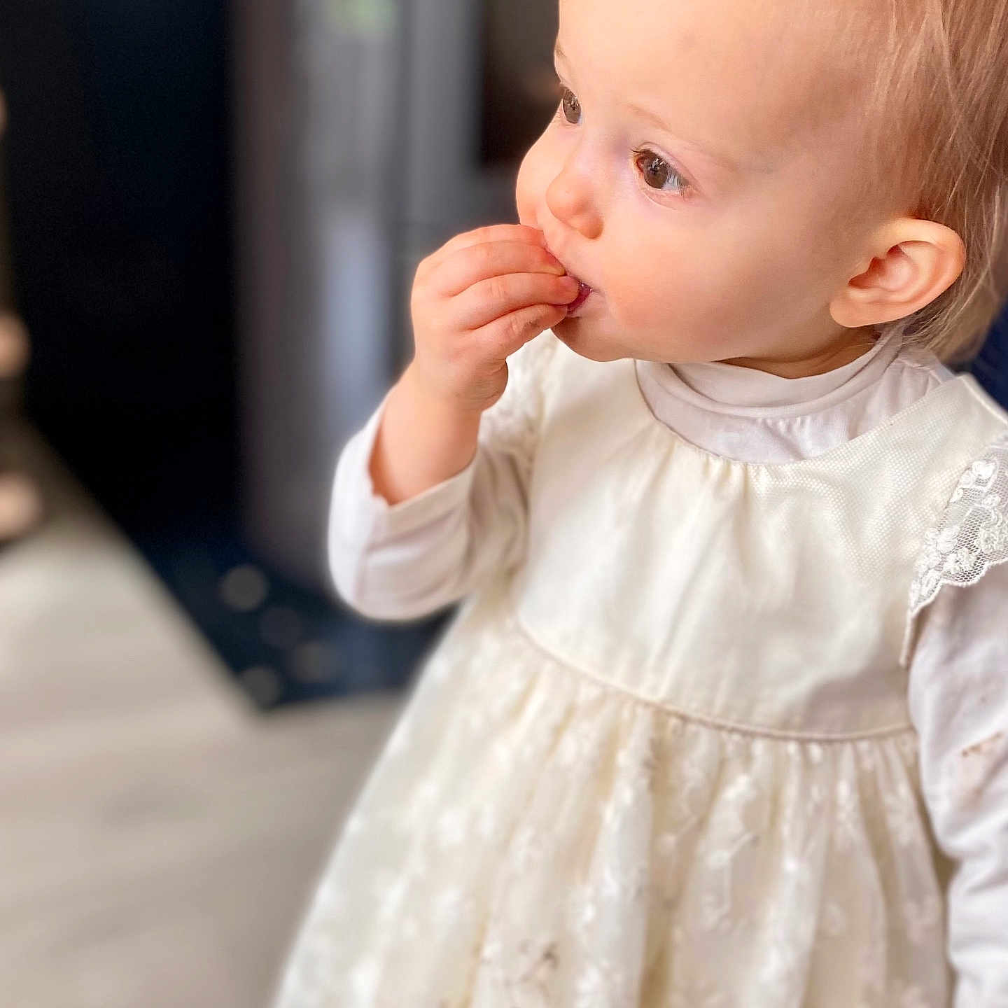 Mia participe au concours pour gagner de l'argent avec cette photo : baby, biting, bodypart, eating, face, finger, food, hand, head, person, photography, portrait