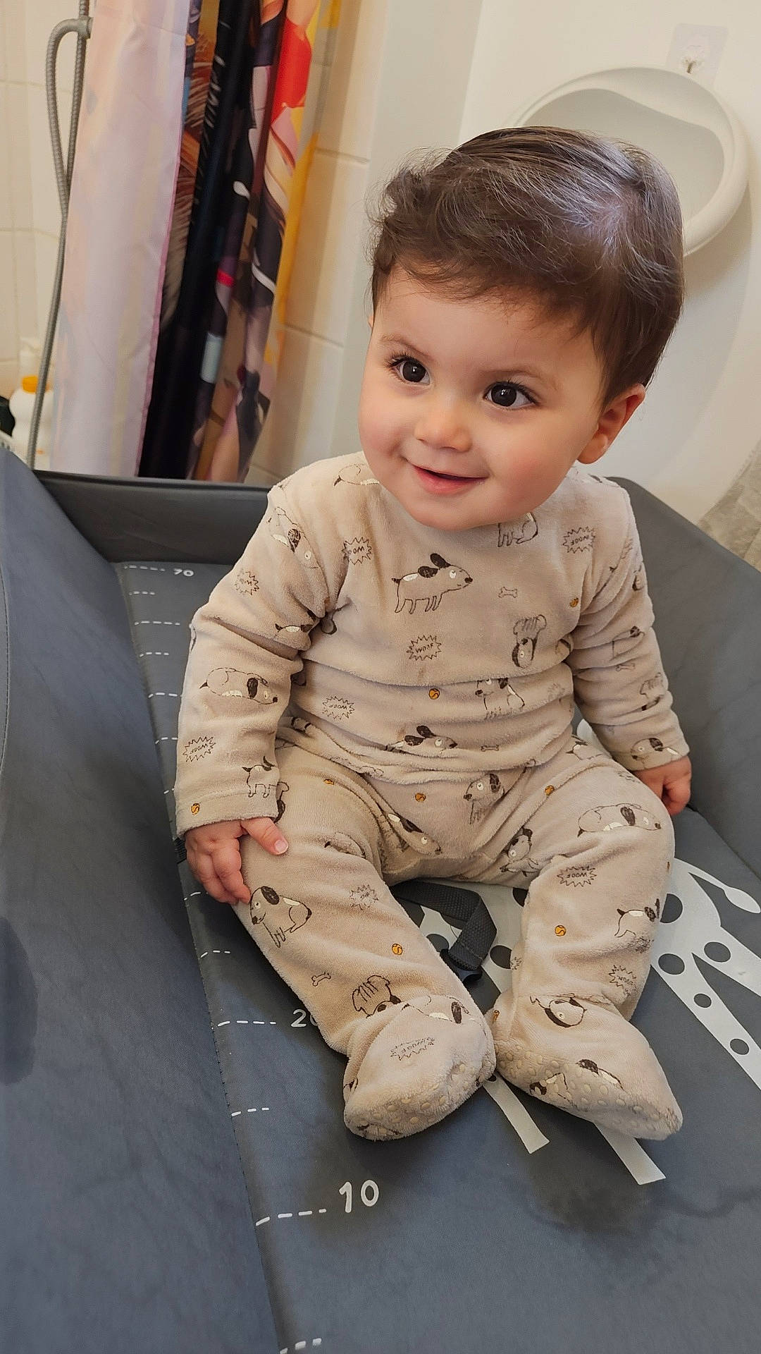 Maëlan participe au concours pour gagner de l'argent avec cette photo : bodypart, boy, child, clothing, face, finger, furniture, hand, happy, head, indoors, male, pajamas, pants, person, photography, portrait, sitting, sleeve, smile