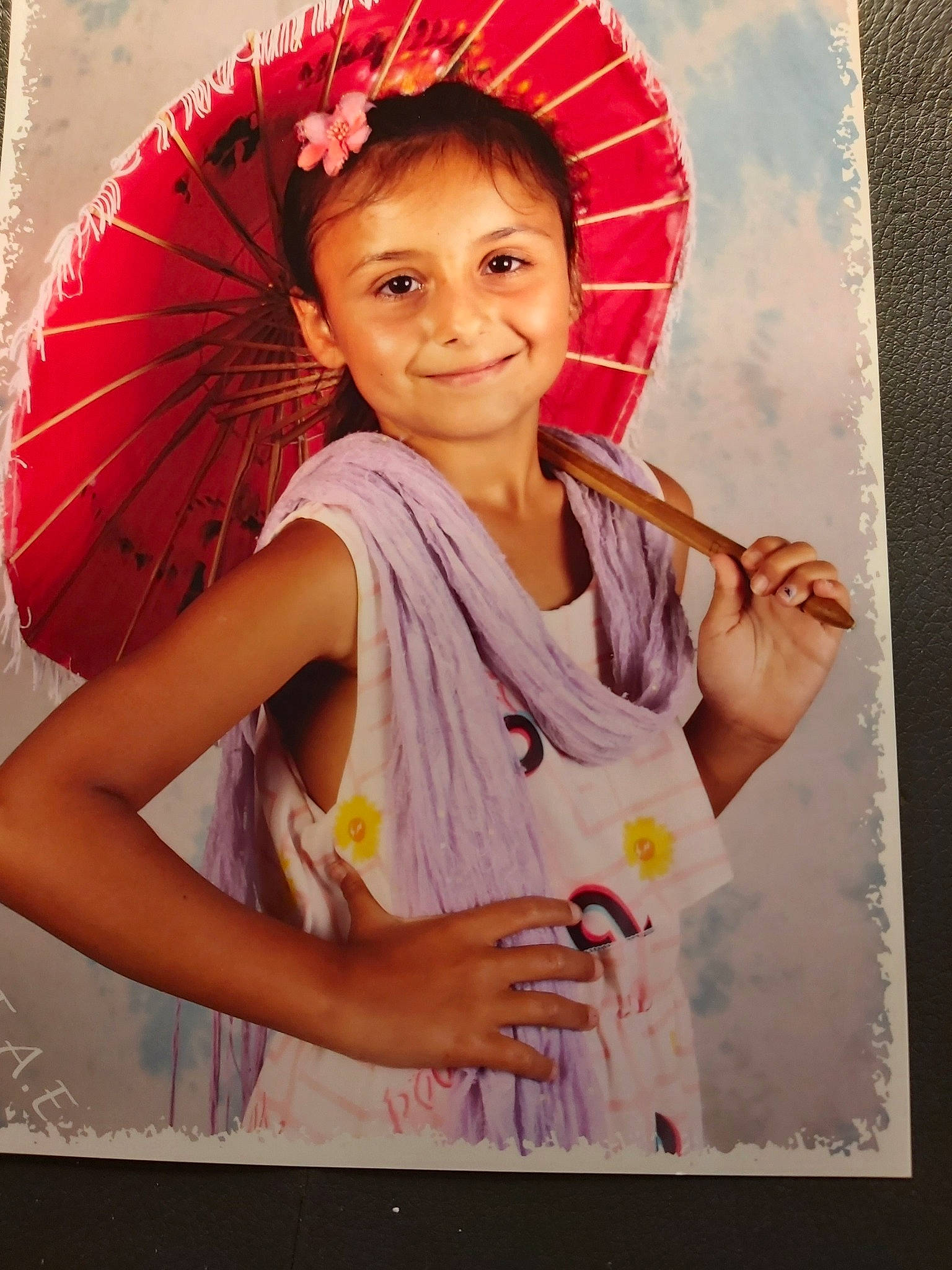 Linda a rejoint le concours — aidez-le/la à gagner de superbes lots ! art, fashion_accessory, joy, person, smile, umbrella