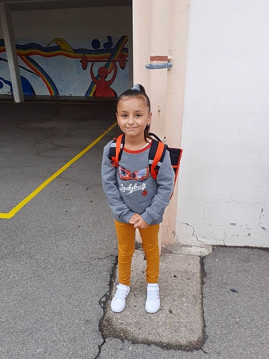 Linda participe au concours pour gagner de l'argent avec cette photo : child, joy, person, standing, vacation