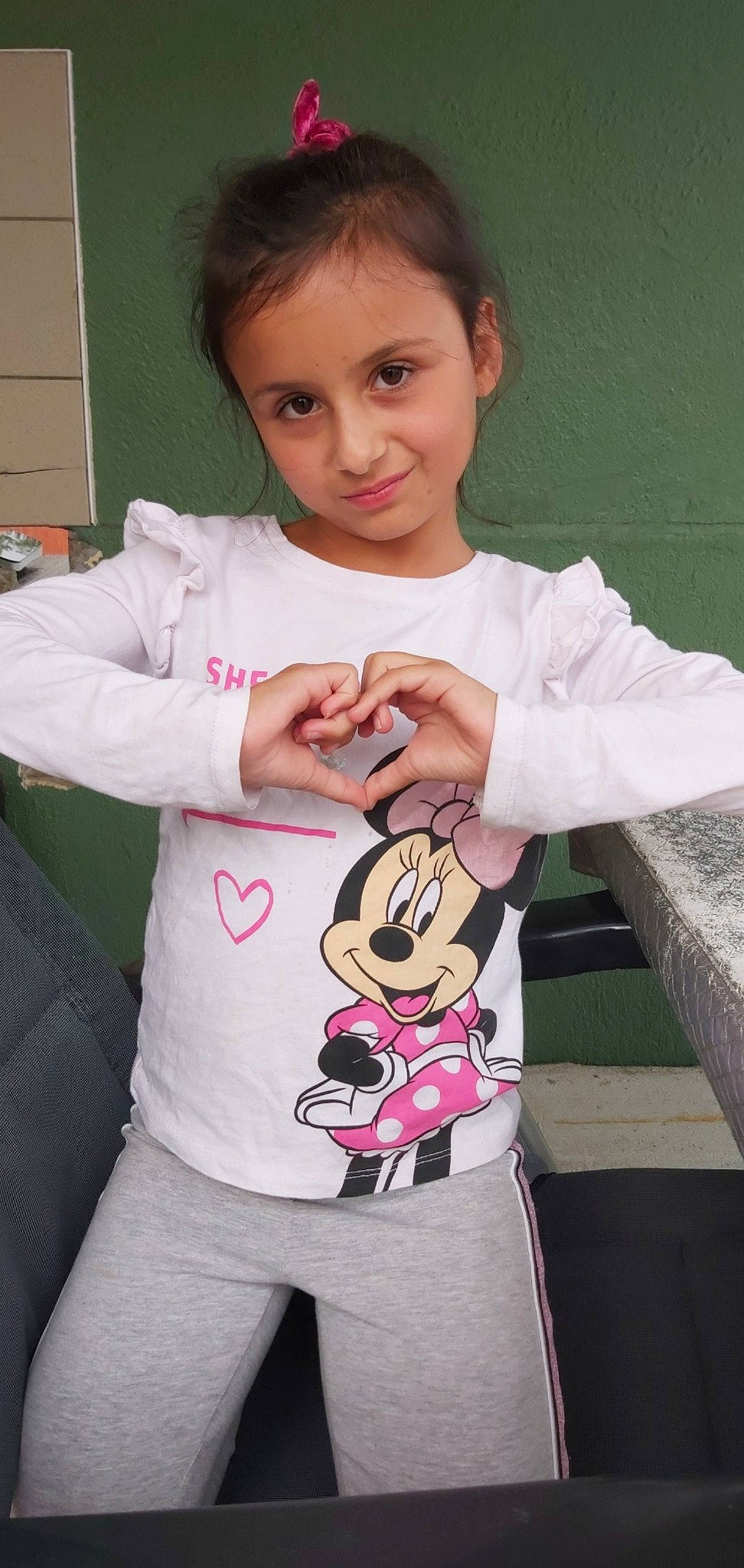 Linda a rejoint le concours — aidez-le/la à gagner de superbes lots ! arm, child, finger, joy, outerwear, person, sleeve, smile, t_shirt