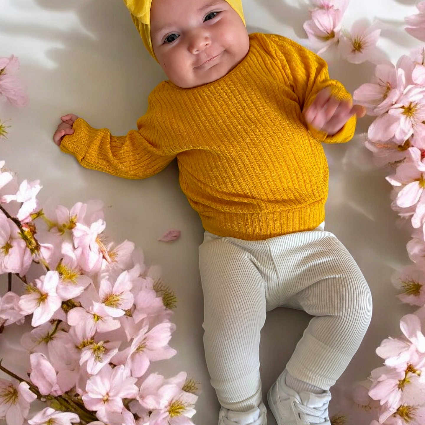 Lovana participe au concours pour gagner de l'argent avec cette photo : anemone, baby, cap, clothing, face, flower, flowerarrangement, flowerbouquet, footwear, hat, head, knitwear, pants, person, petal, photography, plant, portrait, shoe, sweater