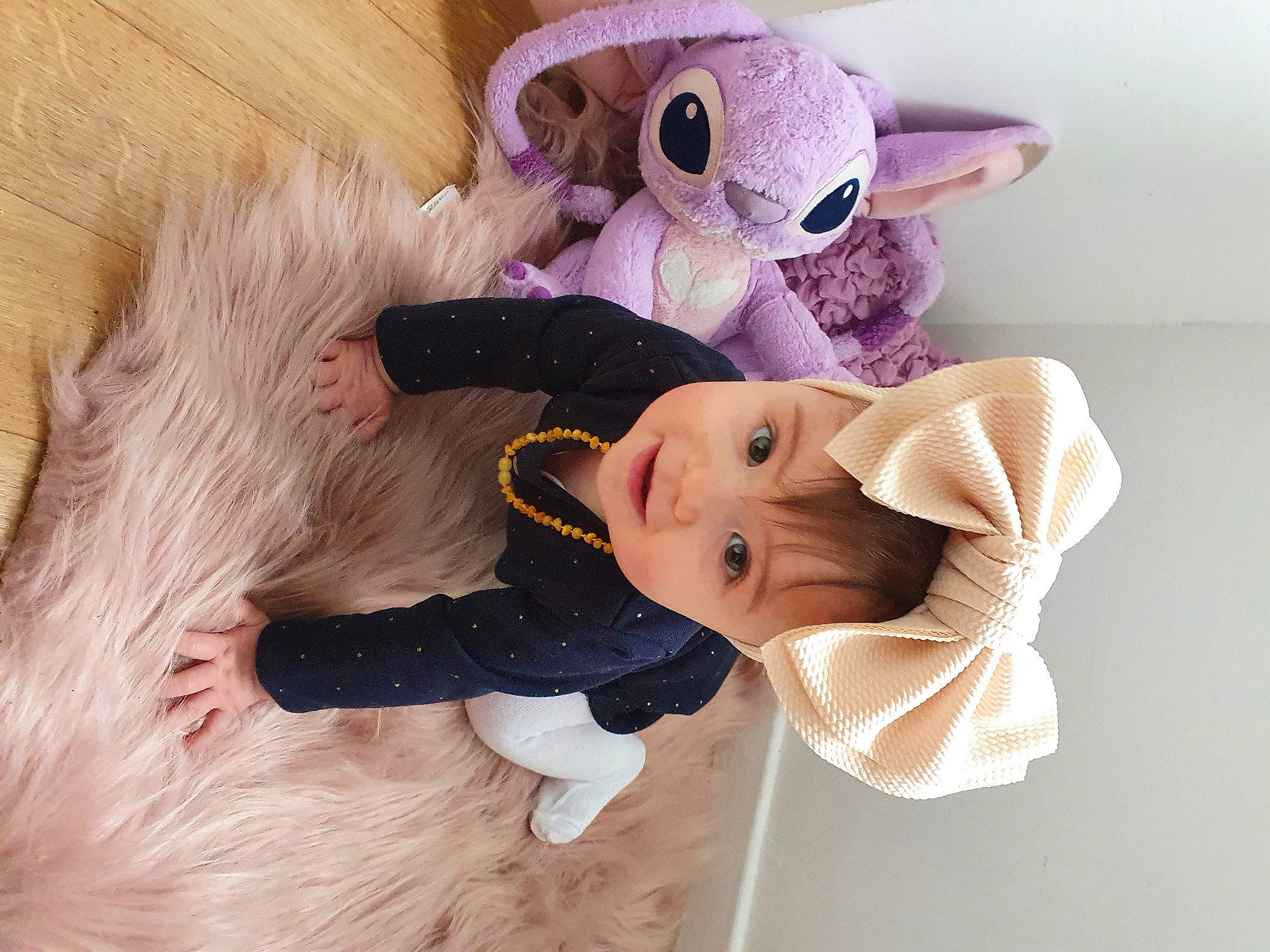Moïra participe au concours pour gagner de l'argent avec cette photo : baby_products, baby_toddler_clothing, baby_toys, child, doll, ear, fawn, fictional_character, fur, gesture, hat, linens, mascot, person, pink, plush, purple, stuffed_toy, sunglasses, teddy_bear