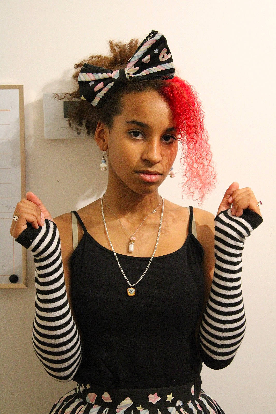 Shaïna a rejoint le concours — aidez-le/la à gagner de superbes lots ! arm, black_hair, body_jewelry, eyelash, eyewear, fashion_design, fashion_model, flash_photography, gesture, jewellery, lip, lipstick, makeover, neck, person, shoulder, sleeve, style, waist, white