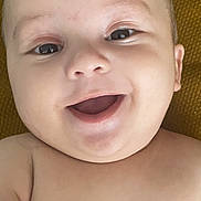 Sam a rejoint le concours — aidez-le/la à gagner de superbes lots ! baby, smiling, face, eyes, skin, infant, child, happy, closeup, portrait, expression, mouth, nose, cheeks, hair, bare_shoulders, background, texture, lying_down, cute