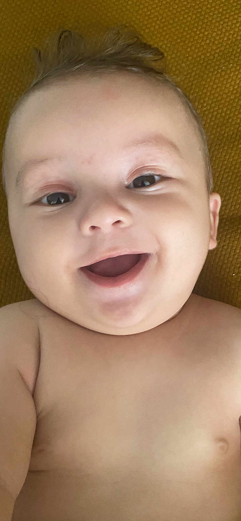 Sam a rejoint le concours — aidez-le/la à gagner de superbes lots ! baby, smiling, face, eyes, skin, infant, child, happy, closeup, portrait, expression, mouth, nose, cheeks, hair, bare_shoulders, background, texture, lying_down, cute