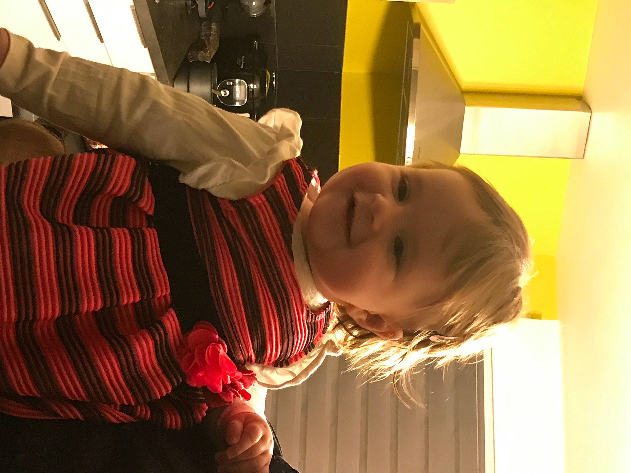 Léa participe au concours pour gagner de l'argent avec cette photo : baby, baby_toddler_clothing, ceiling, child, fun, happy, joy, person, room, smile, toddler, wood