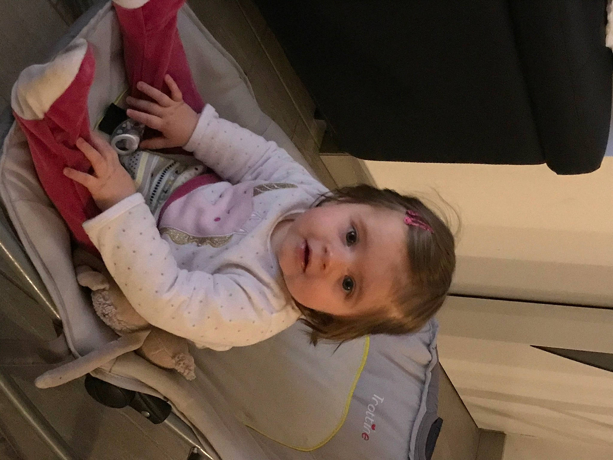 Léa a rejoint le concours — aidez-le/la à gagner de superbes lots ! auto_part, automotive_design, automotive_exterior, baby, baby_products, blond, car_seat, child, comfort, fun, gesture, human_leg, luxury_vehicle, motor_vehicle, mouth, person, smile, toddler, tree, vehicle_door