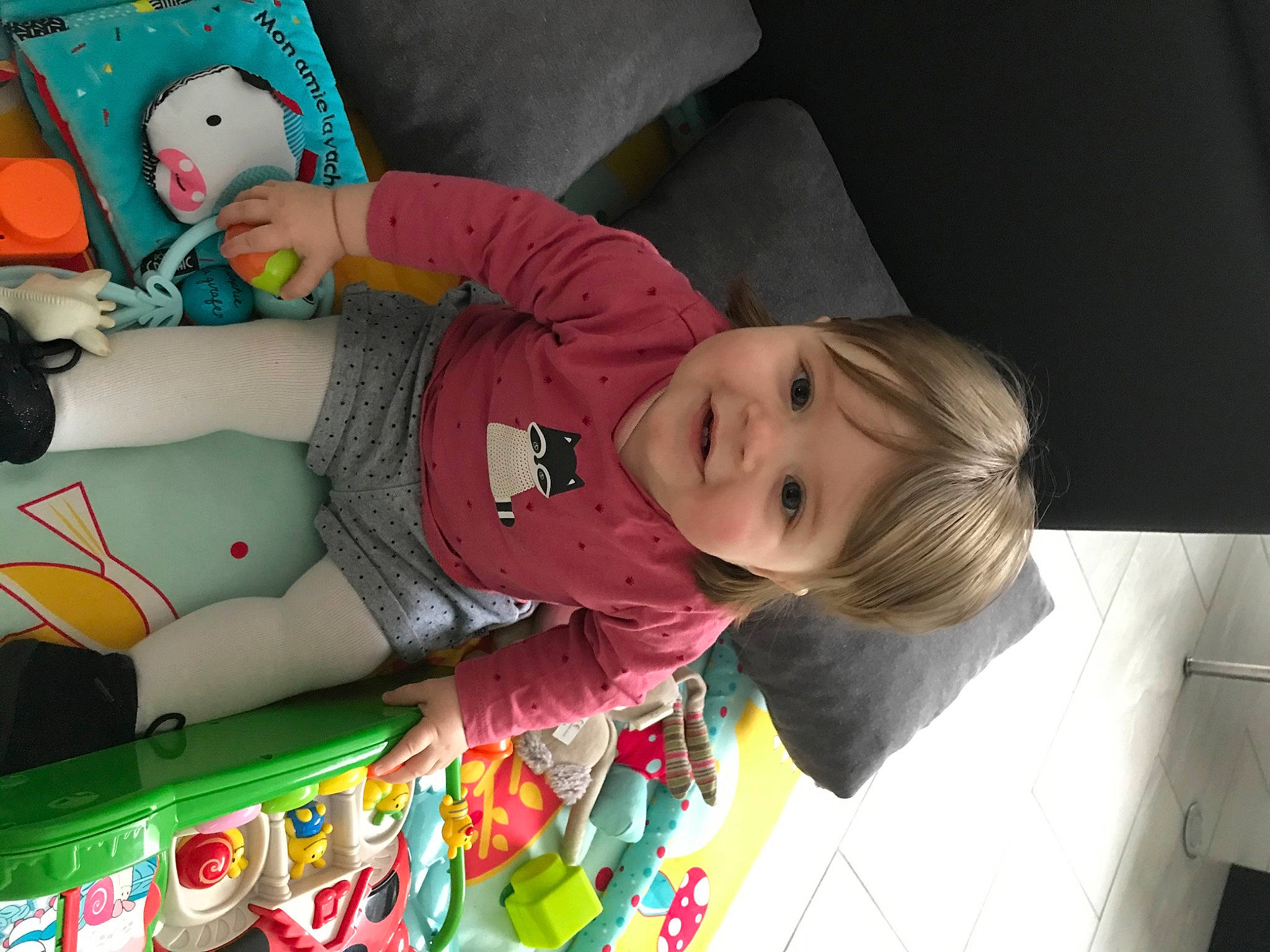 Léa a rejoint le concours — aidez-le/la à gagner de superbes lots ! baby, baby_products, baby_toddler_clothing, baby_toys, child, comfort, event, fictional_character, fun, happy, joy, linens, mammal, person, play, plush, room, stuffed_toy, toddler, toy
