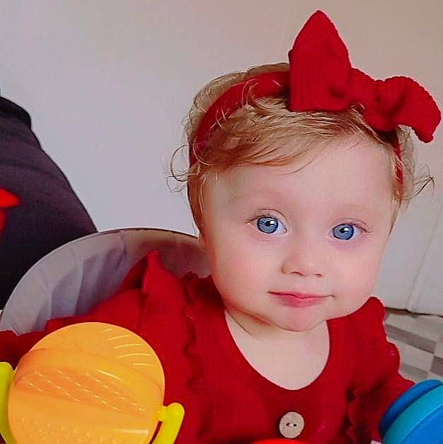 Stanciu Zemyra a rejoint le concours — aidez-le/la à gagner de superbes lots ! baby, baby_playing_with_toys, baby_toddler_clothing, beauty, cap, child, costume_hat, eye, face, fun, hairstyle, happy, head, headgear, headwear, lip, orange, person, petal, pink