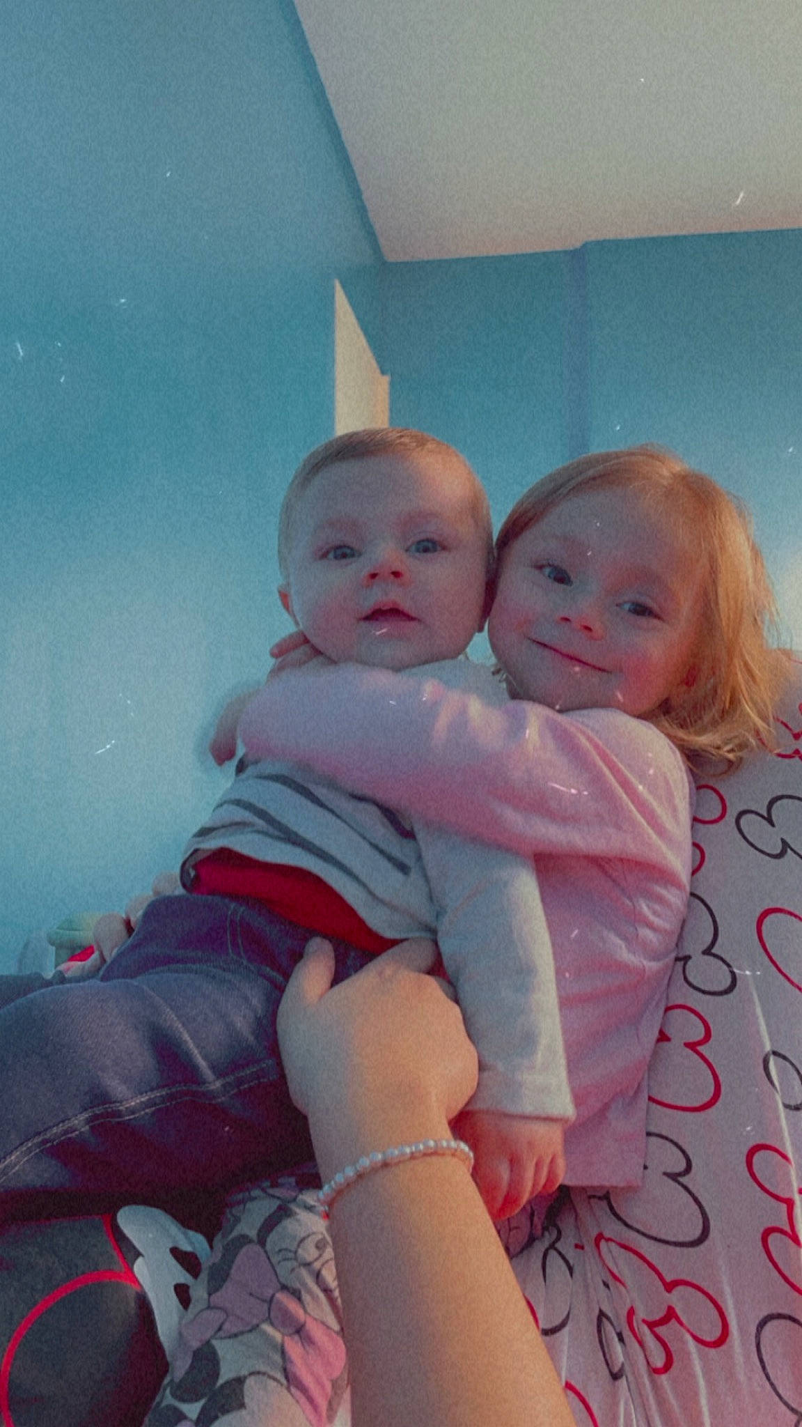 Stanciu Zemyra a rejoint le concours — aidez-le/la à gagner de superbes lots ! abdomen, arm, baby, baby_toddler_clothing, cheek, child, comfort, fun, happy, human_leg, iris, joy, leg, person, pink, sitting, skin, smile, t_shirt, thigh