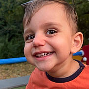 Naïm participe au concours pour gagner de l'argent avec cette photo : child, toddler, smiling, face, outdoor, playground, sunglasses, happy, short_hair, person, shirt, animal_graphic, nature, greenery, daylight, closeup, cute, fun, cheerful, casual_clothing