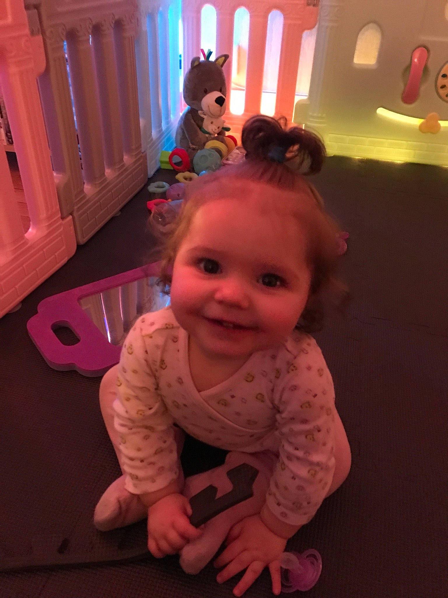 Tylia participe au concours pour gagner de l'argent avec cette photo : baby, cheek, child, ear, eye, face, facial_expression, fun, happy, head, iris, joy, organ, person, pink, play, room, sitting, skin, smile