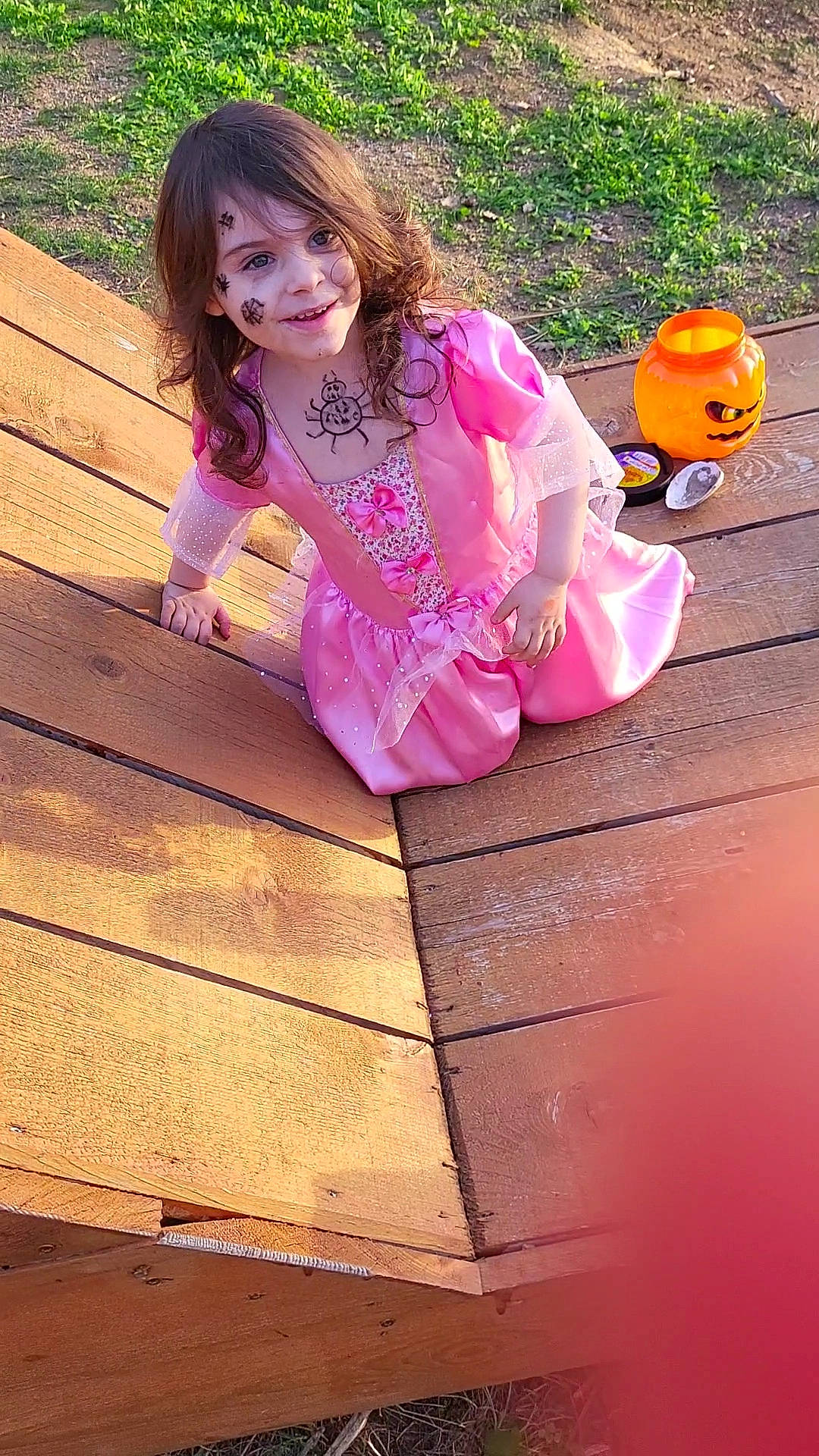 Catalina a rejoint le concours — aidez-le/la à gagner de superbes lots ! child, clothing, fun, grass, happy, head, human_body, joy, leisure, magenta, orange, people_in_nature, person, pink, plant, purple, sunglasses, sunlight, tints_and_shades, toddler