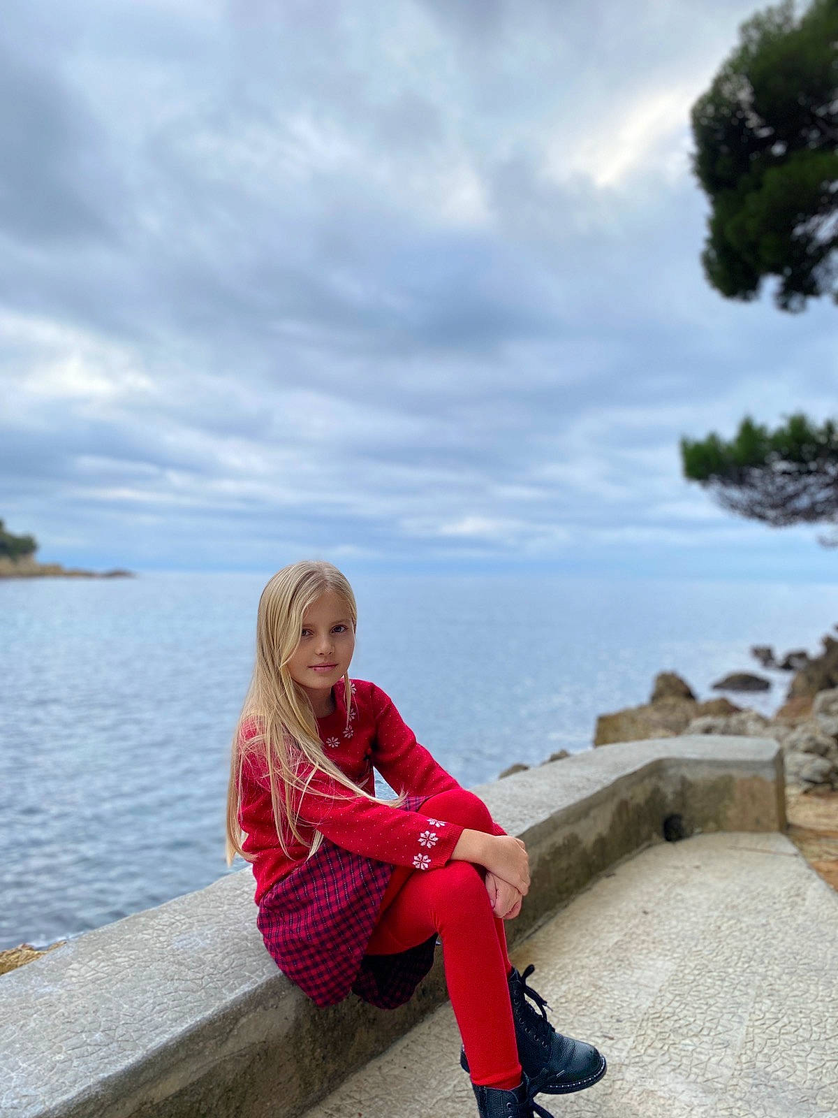 Sabrina participe au concours pour gagner de l'argent avec cette photo : cloud, coastal_and_oceanic_landforms, flash_photography, fun, happy, horizon, human_leg, knee, lake, landscape, leisure, long_hair, people_in_nature, person, sitting, sky, thigh, travel, tree, water