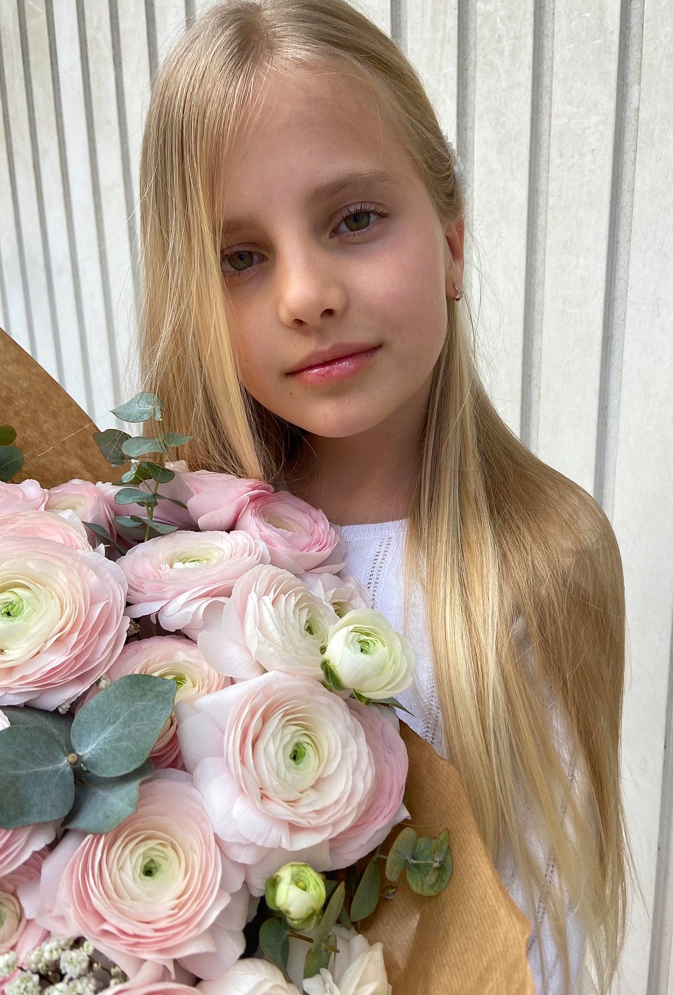 Sabrina participe au concours pour gagner de l'argent avec cette photo : artificial_flower, blond, bouquet, cut_flowers, dress, event, floristry, flower, flower_arranging, hair, happy, hybrid_tea_rose, person, petal, pink, plant, rosa_centifolia, rose, rose_order, smile