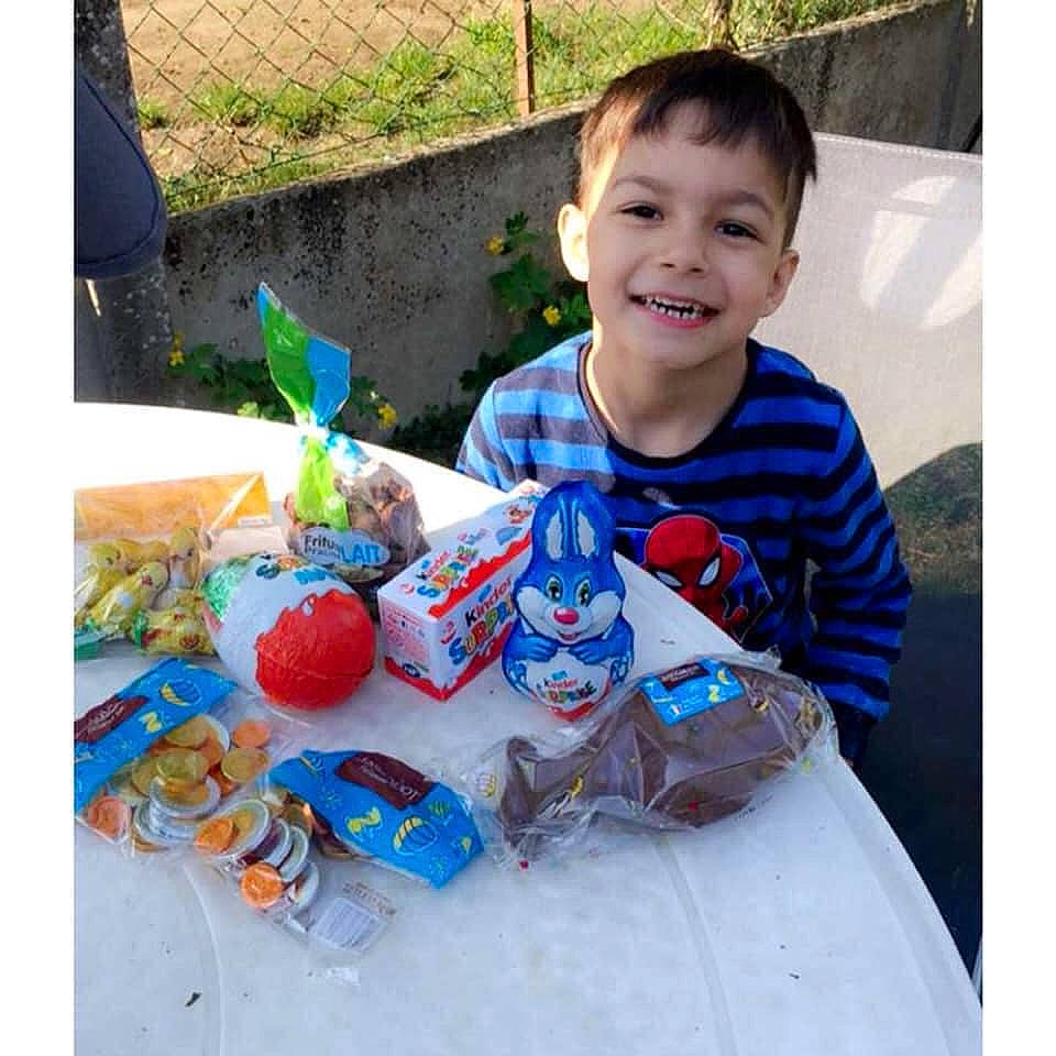 Lukas a rejoint le concours — aidez-le/la à gagner de superbes lots ! child, food, joy, lunch, meal, person, play, toddler