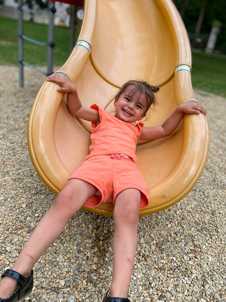 Coralie a rejoint le concours — aidez-le/la à gagner de superbes lots ! child, chute, comfort, fun, grass, human_body, human_leg, joy, leg, leisure, outdoor_play_equipment, person, pink, playground, playground_slide, recreation, shoe, smile, summer, thigh