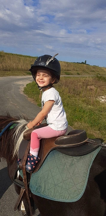 Coralie participe au concours pour gagner de l'argent avec cette photo : bridle, cloud, equestrian_helmet, equestrian_sport, equestrianism, eye, headgear, headwear, helmet, horse, horse_supplies, horse_tack, joy, landscape, mammal, person, plant, saddle, sky, smile